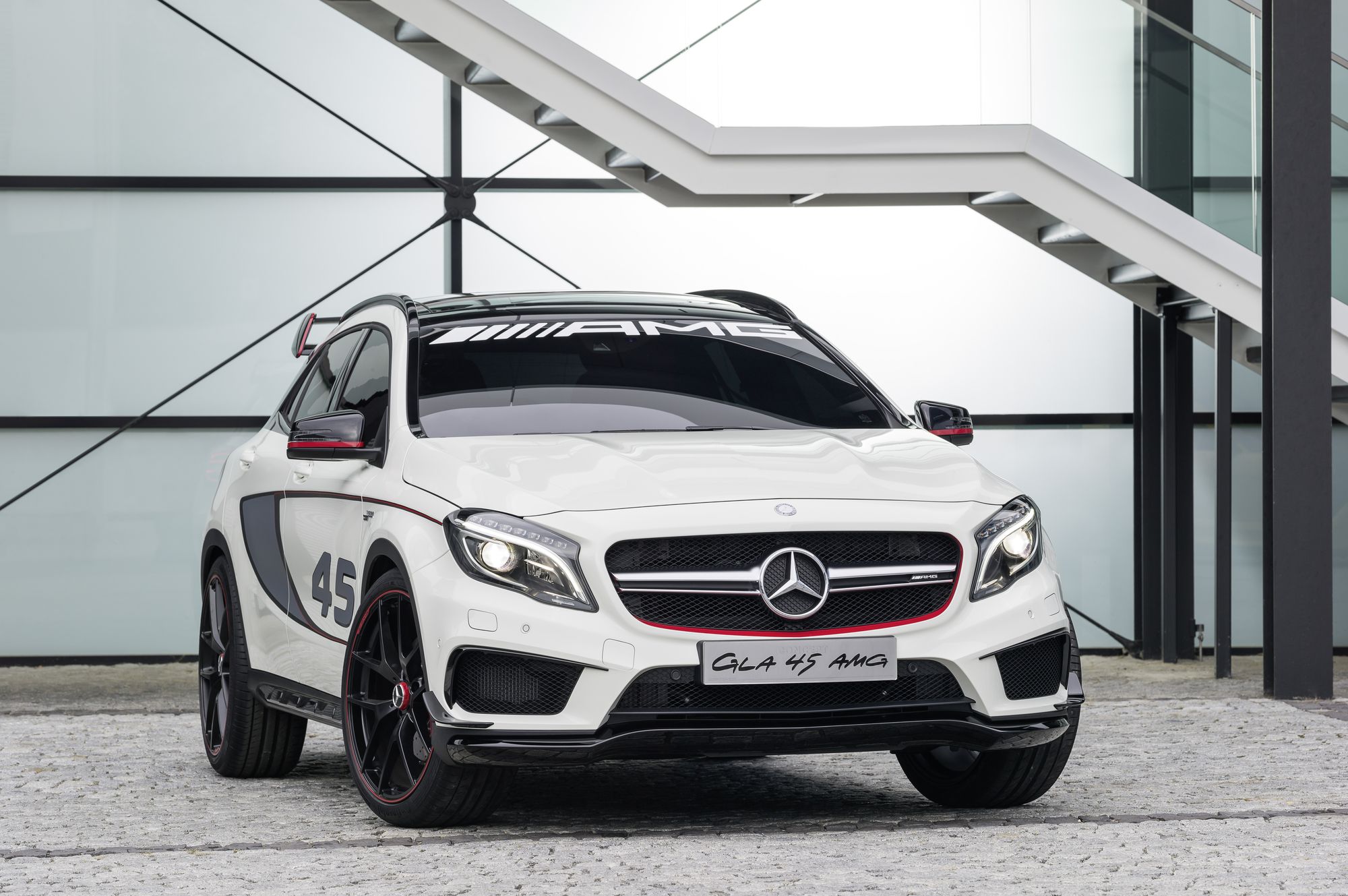 Turbodoładowany silnik AMG o pojemności 2 litrów produkuje 360 KM i 450 Nm maksymalnego momentu obrotowego. Auto toczy się na kołach z kutymi obręczami AMG i ogumieniem w rozmiarze 255/35 R21
