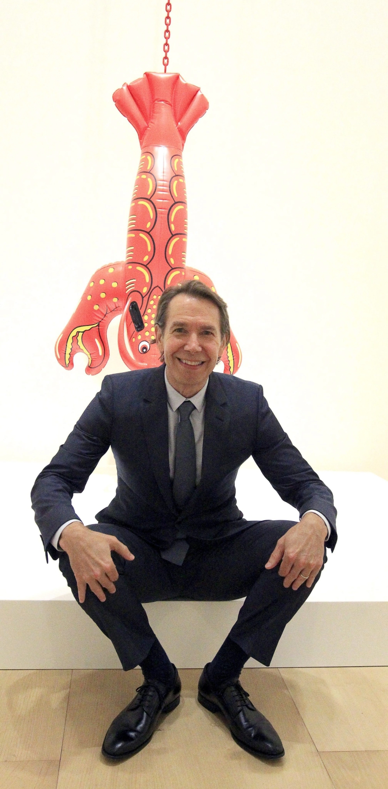 Jedni widzą w nim geniusza, inni - zachłannego multimilionera, sprzedającego się producentom drogich perfum i samochodów. Jeff Koons znany jest najbardziej z metalowych rzeźb przypominających skręcone z balonów gigantyczne zwierzęta i kwiaty.