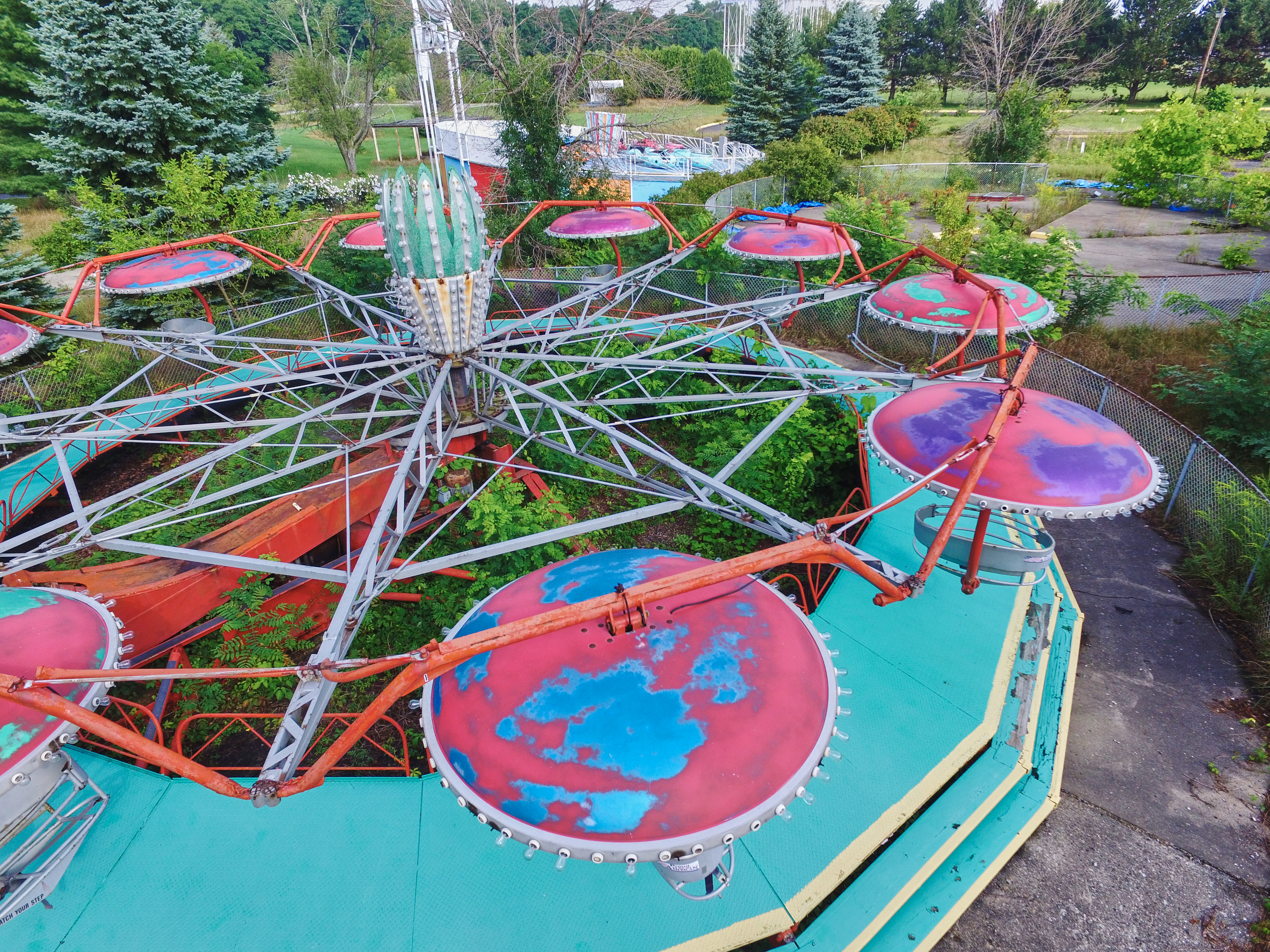 Katasztrófa egy emberekkel teli vidámparkban: összedőlt egy 25 méteres torony