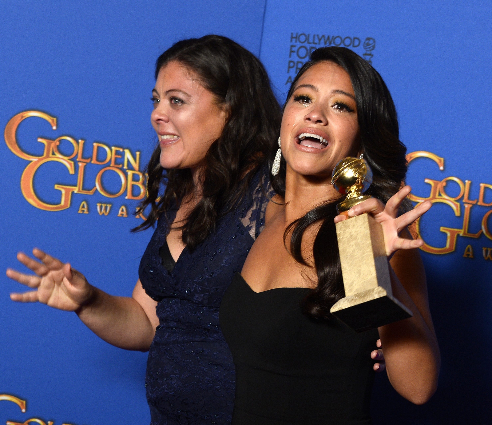 Złote Globy 2015 zza kulis: Gina Rodriguez (z siostrą Evalise Simon)