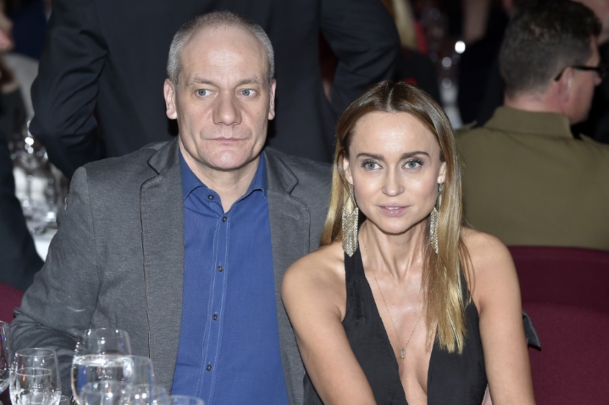 44-letnia partnerka aktora pokazała się tego wieczoru w mocno wydekoltowanej sukni, która uniemożliwiała jej założenie bielizny...