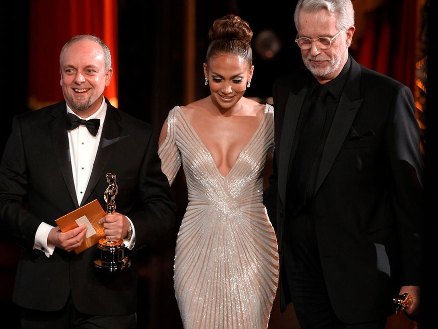 Głęboki dekolt Jennifer Lopez sprawiał wrażenie, że lada chwila wypadnie z niego jedna z piersi gwiazdy – albo nawet obie na raz…
