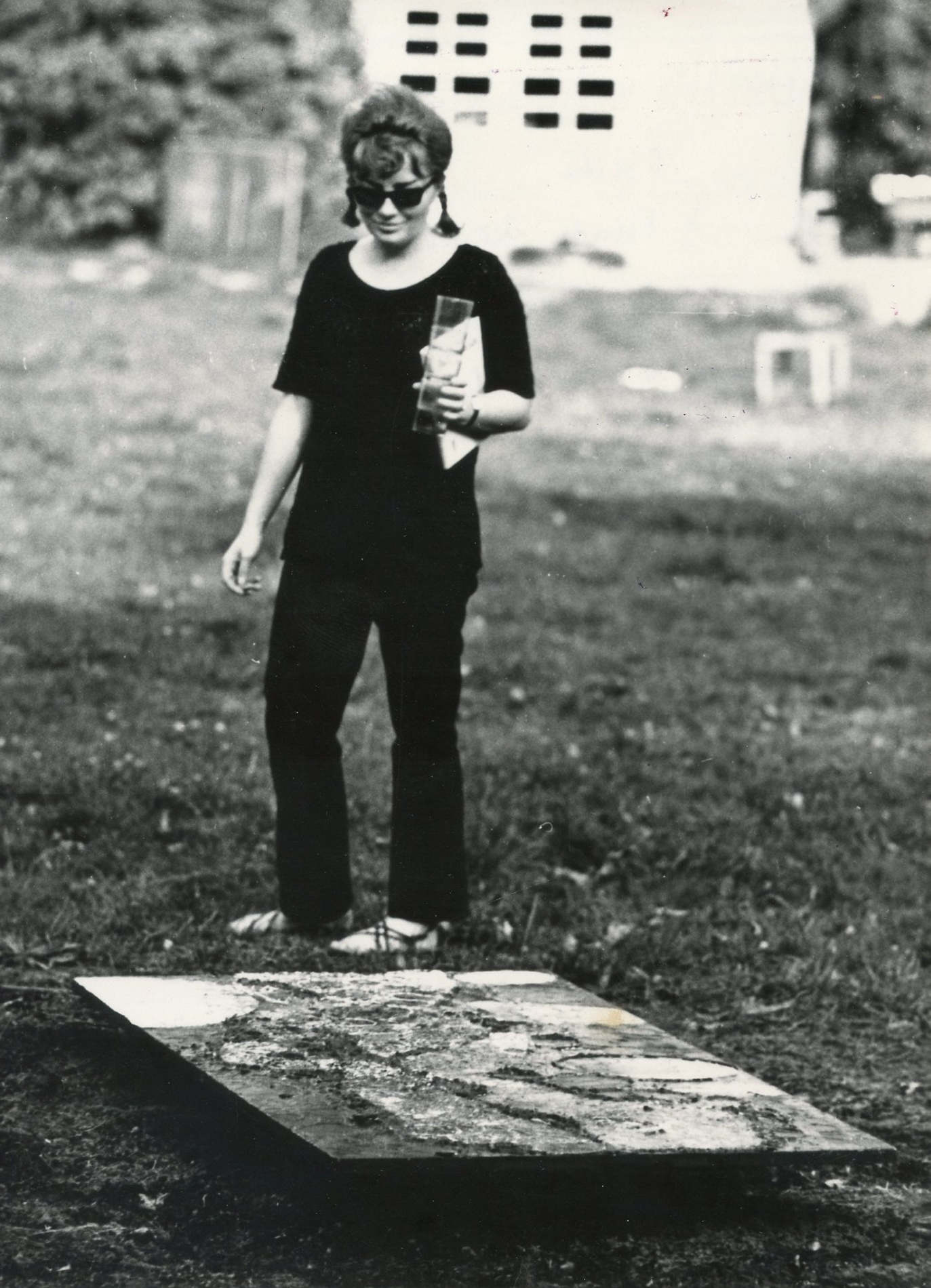 Nowoczesna Urszula Broll podczas pleneru na Międzynarodowych Spotkaniach Artystów, Naukowców i Teoretyków Sztuki, Osiek 1964