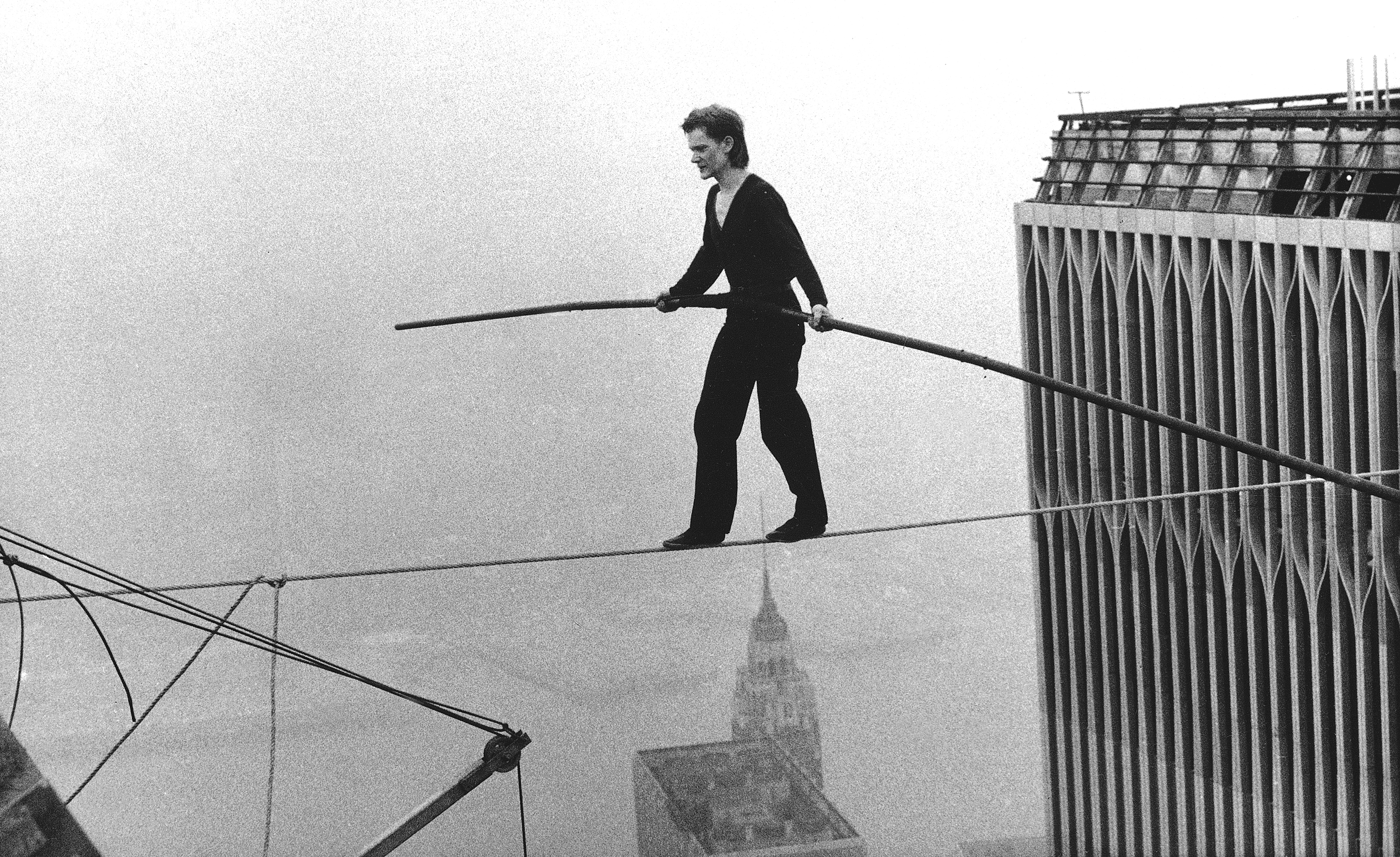 Francuski kaskader Phillippe Petit przechodzi po linie rozciągniętej między wieżami World Trade Center, 7 sierpnia 1974 roku