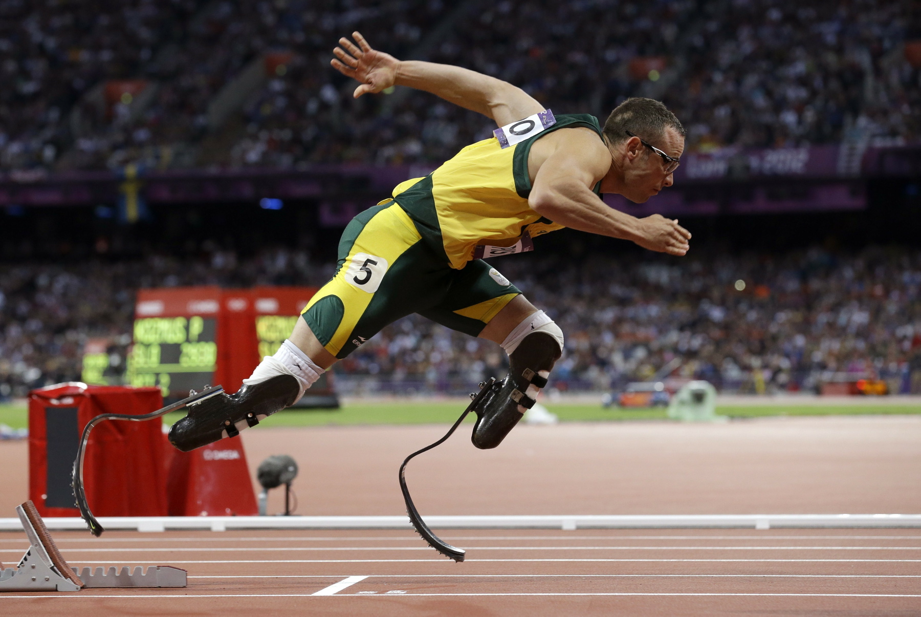 Oscar Pistorius z RPA startuje w półfinale biegu na 400 metrów na letnich igrzyskach olimpijskich w Londynie, 5 sierpnia 2012 r.