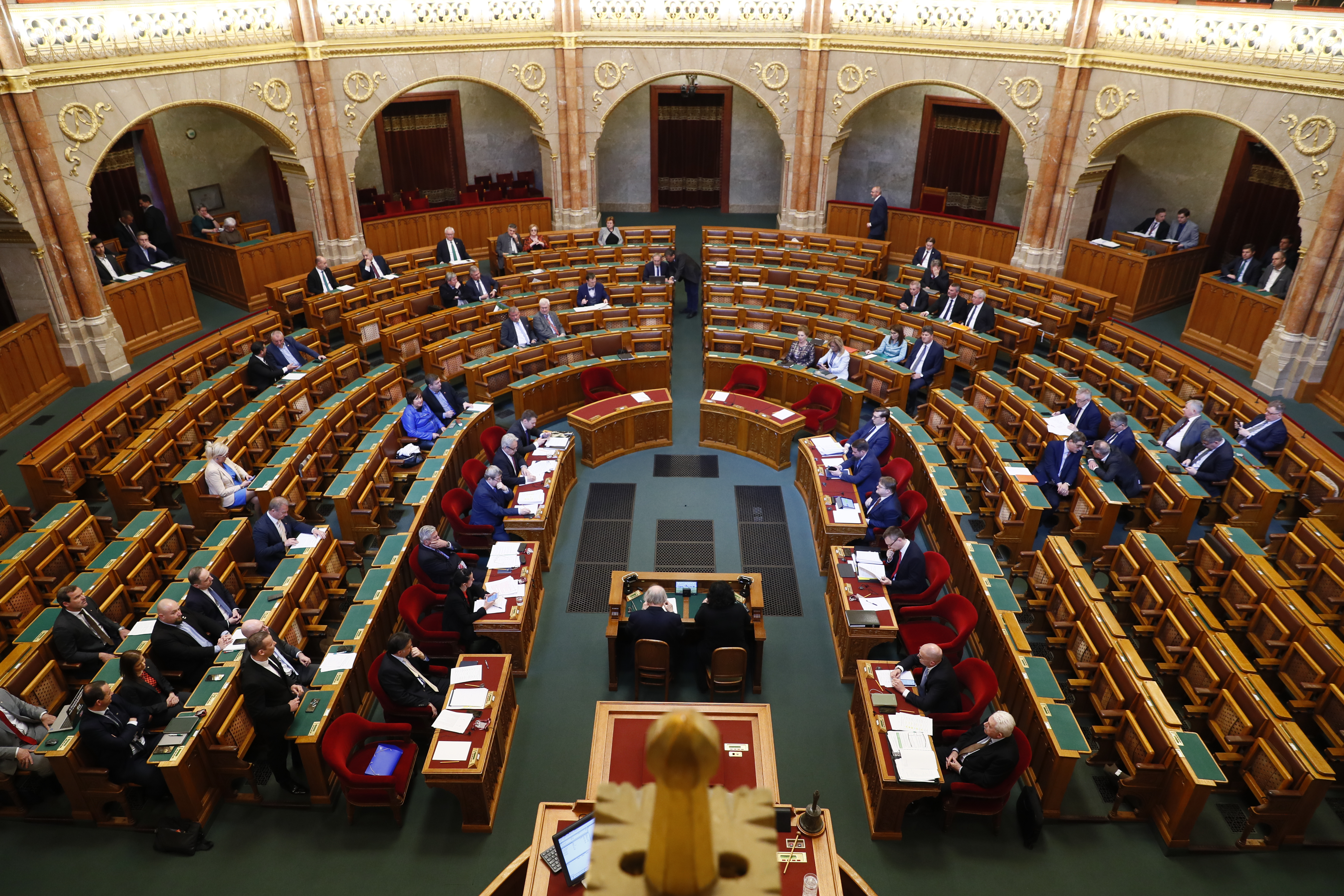 A vagyonnyilatkozatokról is szó lesz: mutatjuk, ez történik ma az országgyűlésben