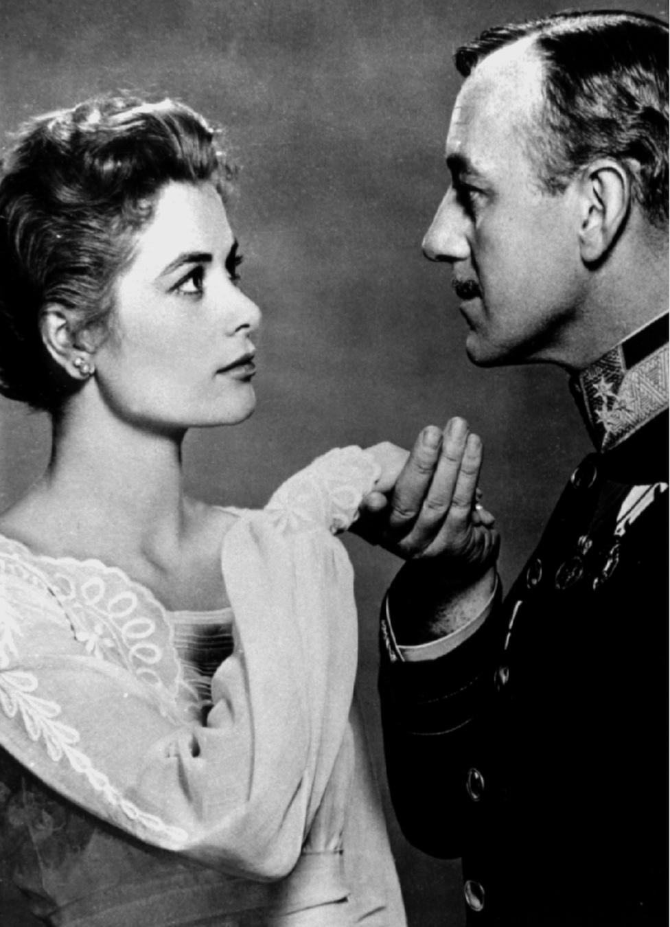 Grace Kelly i Alec Guinness w filmie