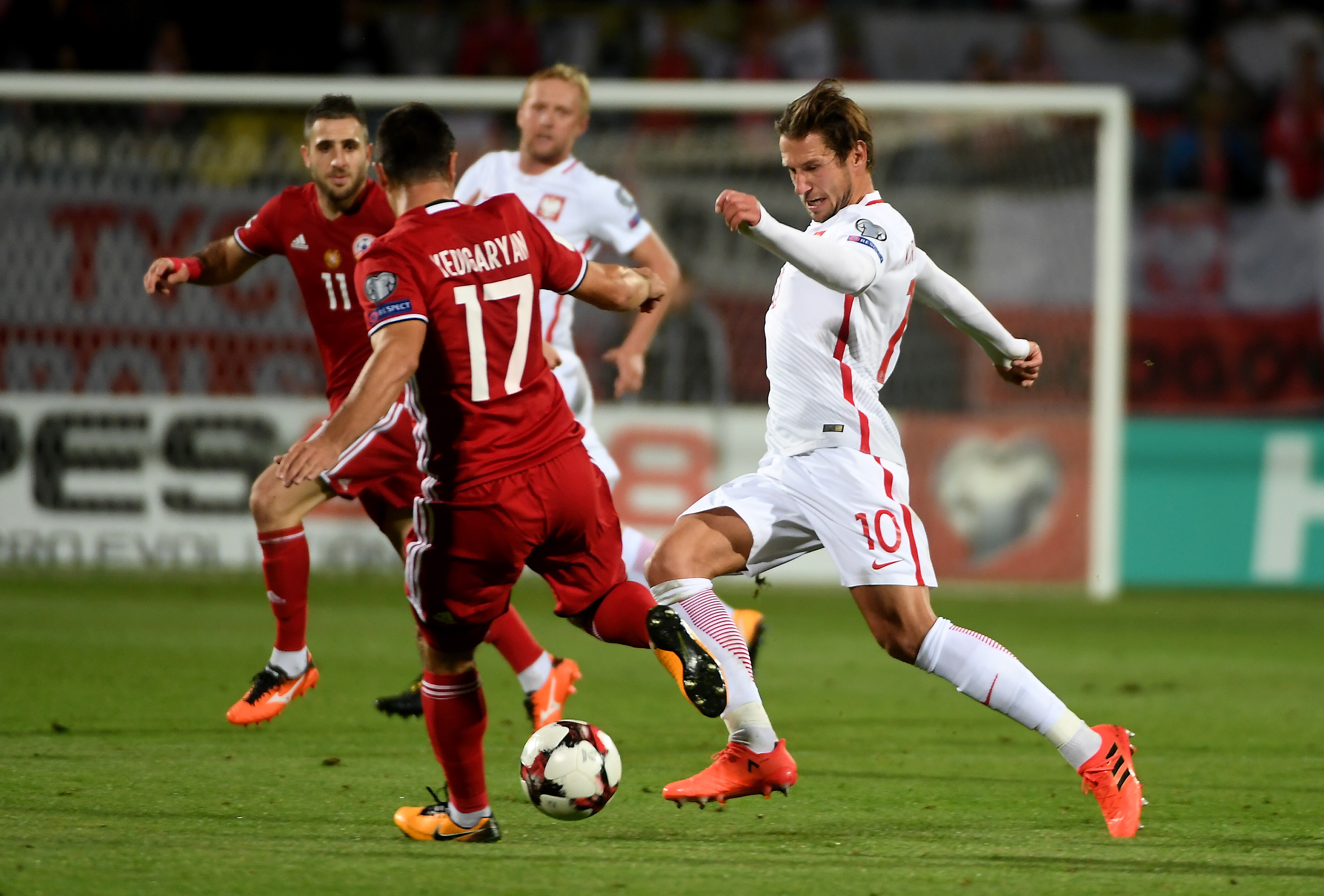 Grzegorz Krychowiak (P) i Artak Edigarjan (L)