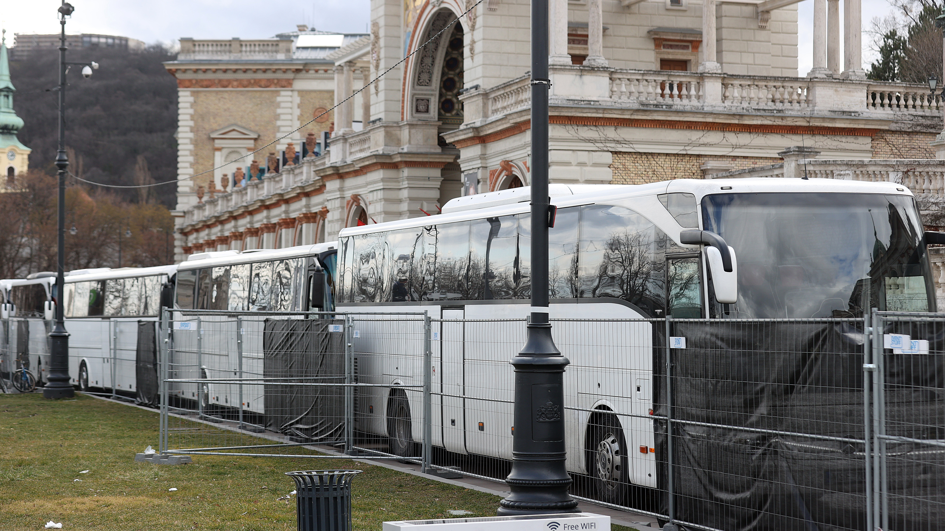 Orbán Viktor évértékelő - Buszokkal takarják a főbejáratot, már érkeznek a vendégek - fotók