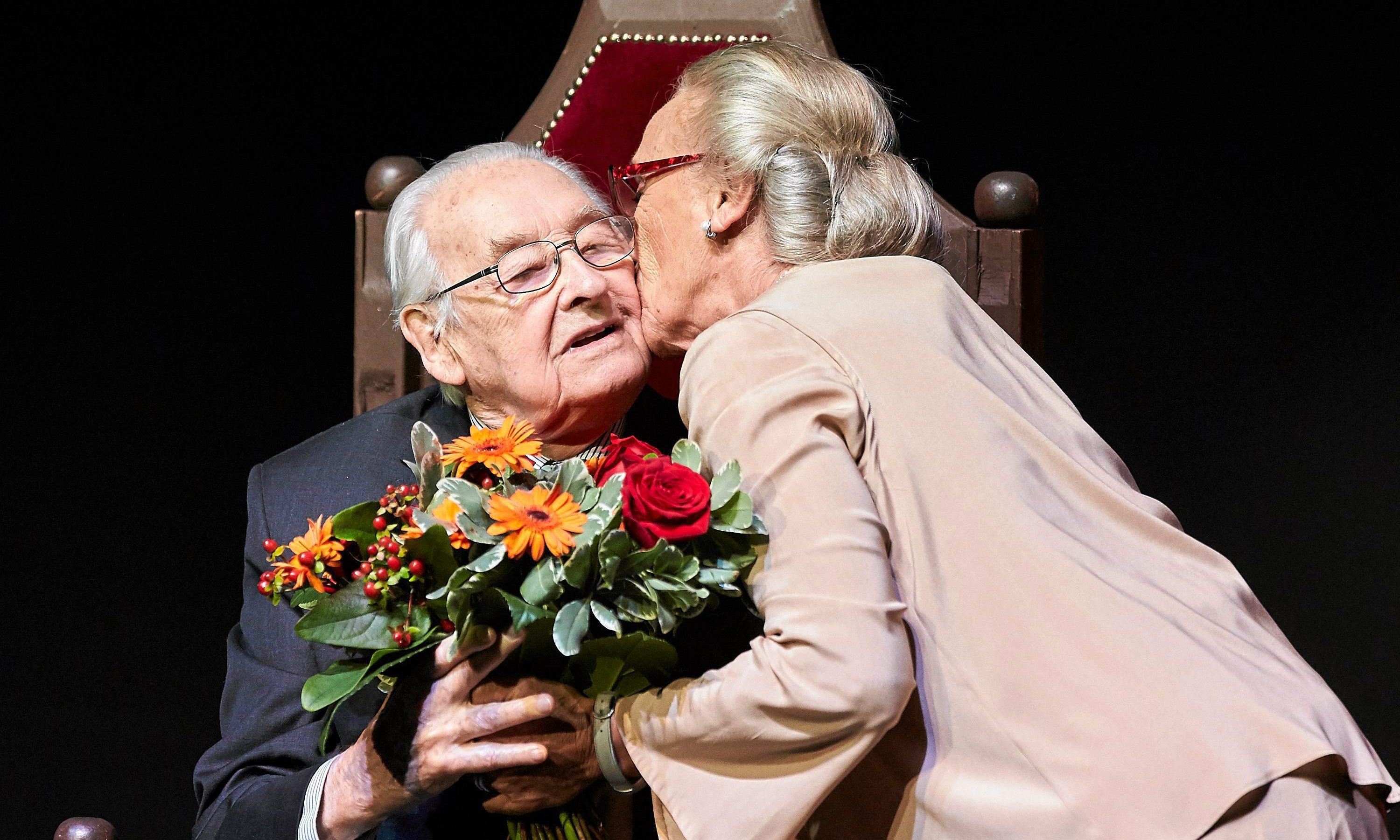 22 września 2016 roku. Uroczystość w Teatrze Muzycznym w Gdyni w ramach 41. Festiwalu Filmowego, Maja Komorowska wręcza Andrzejowi Wajdzie kwiaty. Andrzej Wajda kończy 90 lat
