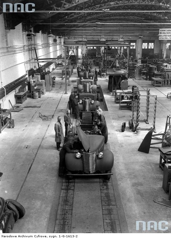 Wnętrze hali montażowej Zakładów Mechanicznych S.A.