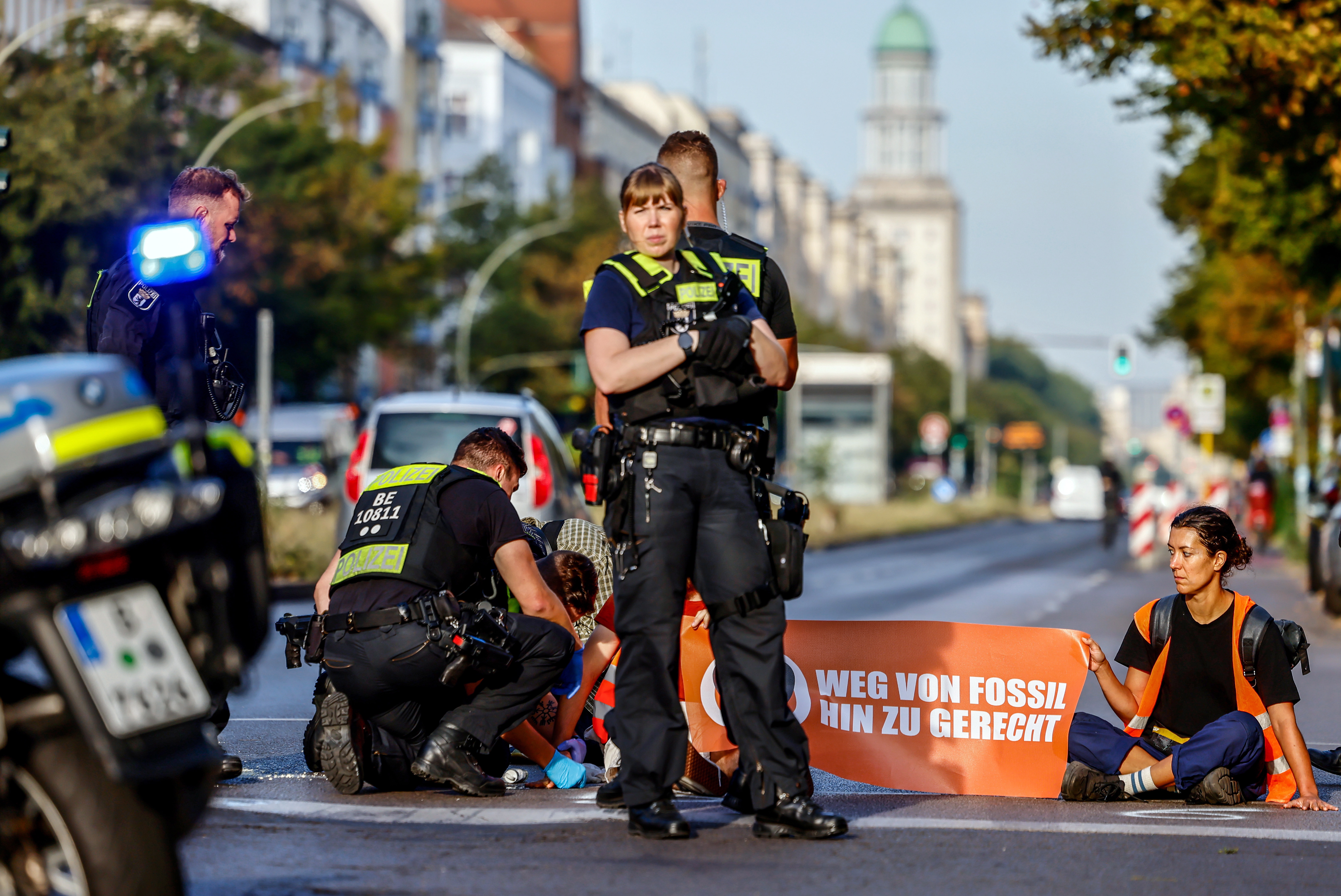 Az úttesthez ragasztották magukat klímaaktivisták Berlinben – fotók