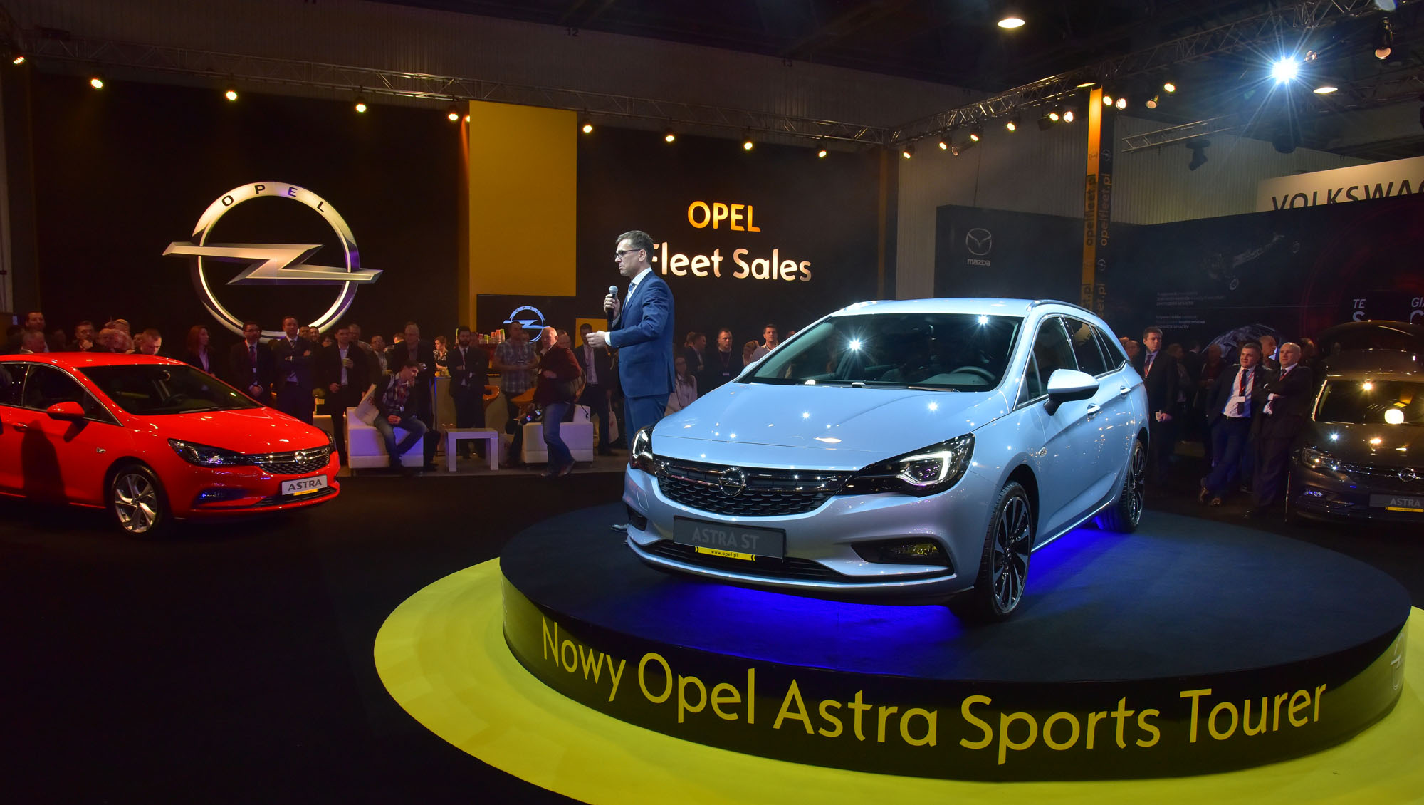 Nowe kombi Opla podobnie jak astra 5d jest oferowane z jednostkami o mocy od 95 KM do 200 KM. Benzynowiec 1.4/100 KM będzie montowany w wersji podstawowej. Producent twierdzi, że model z trzycylindrową turbodoładowaną 105-konną jednostką o pojemności 1 litra i przekładnią Easytronic 3.0 będzie najoszczędniejszym samochodem z silnikiem benzynowym w swojej klasie - ma średnio spalać ok. 4 litrów na 100 km w cyklu mieszanym. Zupełnie nowy, czterocylindrowy silnik benzynowy 1.4 Turbo rozwija moc 125 KM lub 150 KM. Ponoć samochód z taką jednostką, systemem Start/Stop oraz 6 biegową przekładnią manualną zużywa w cyklu mieszanym ok. 5 litrów benzyny na 100 km. W ofercie jest też turbobenzynowe 1.6/200 KM. W tym przypadku 300 Nm momentu obrotowego z funkcją overboost pozwala przyspieszać od 80 do 120 km/h na piątym biegu w 7,2 sekundy. Prędkość maksymalna 200-konnej astry kombi wynosi 235 km/h.