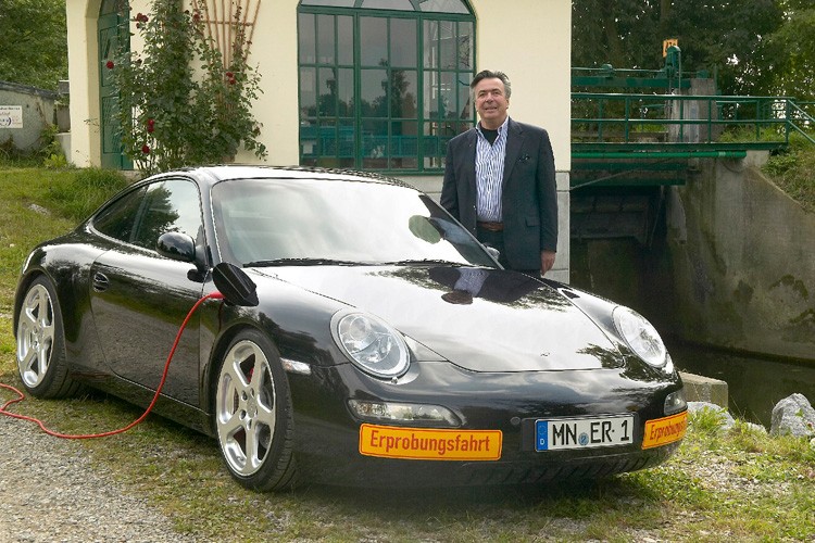 Naładowanie do pełna trwa 10 godzin - zasięg wynosi od 260 do 320 kilometrów