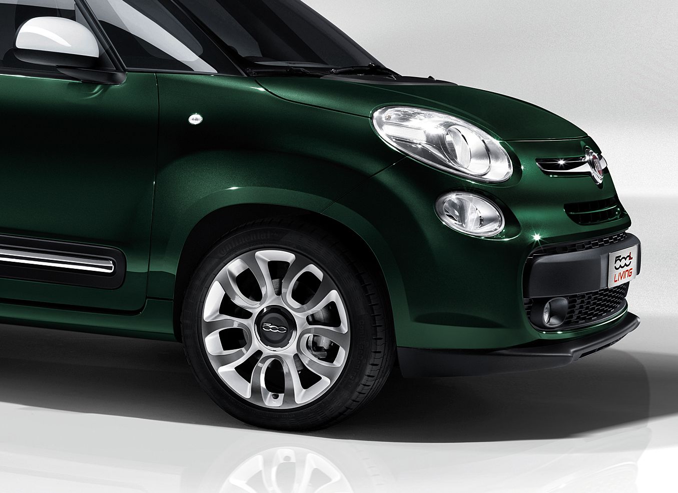 Moc? Fiat na początku sprzedaży 500L Living zaoferuje dwa silniki benzynowe - 1.4 16V/95 KM i 0.9 TwinAir Turbo/105 KM. Turbodiesle także będą dwa: 1.6 Multijet II/105 KM i 1.3 Multijet II/85 KM, który będzie można zażyczyć sobie z automatyczną skrzynią biegów.