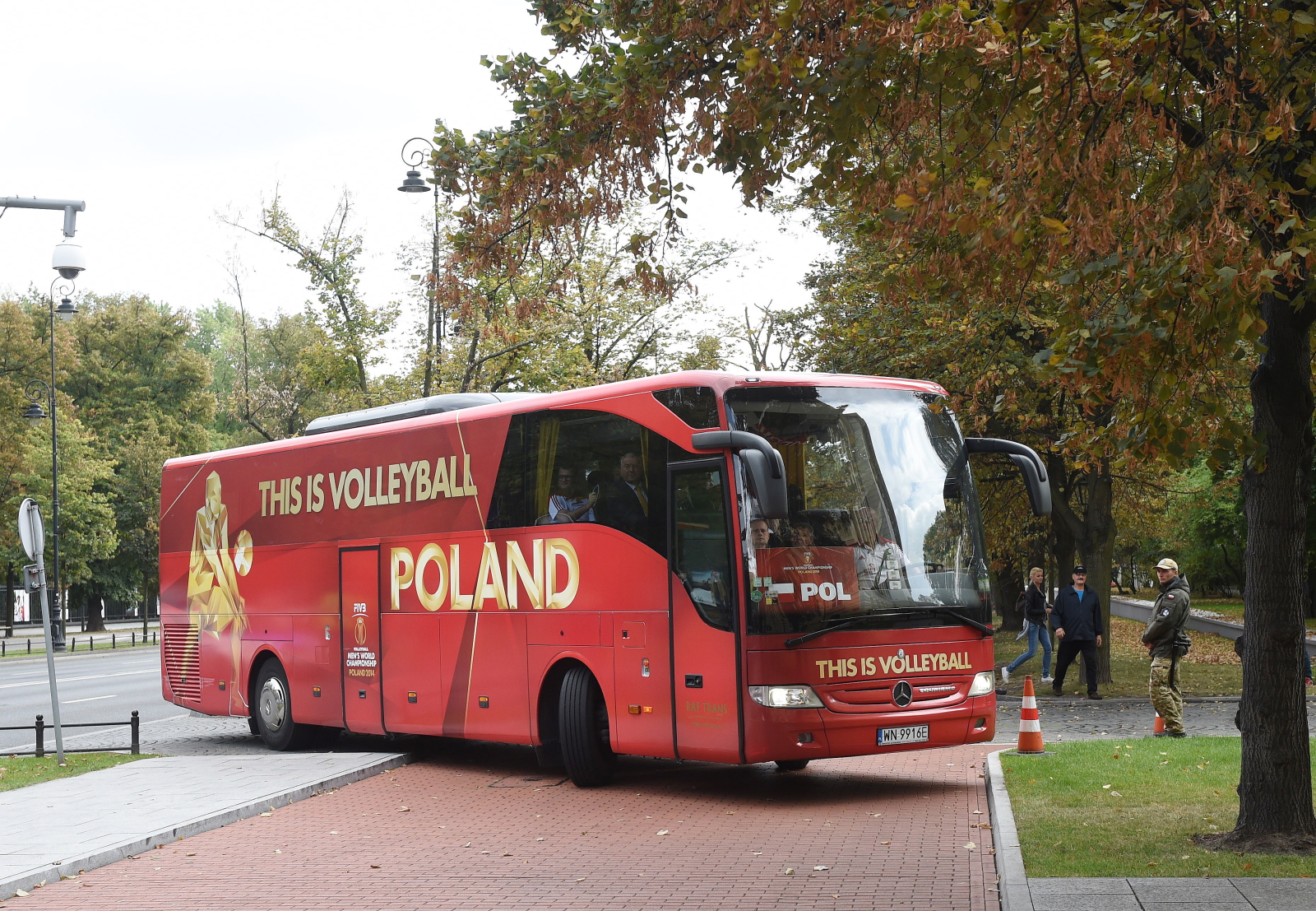 Autokar z drużyną narodową podjeżdża przed siedzibę Rady Ministrów na spotkanie