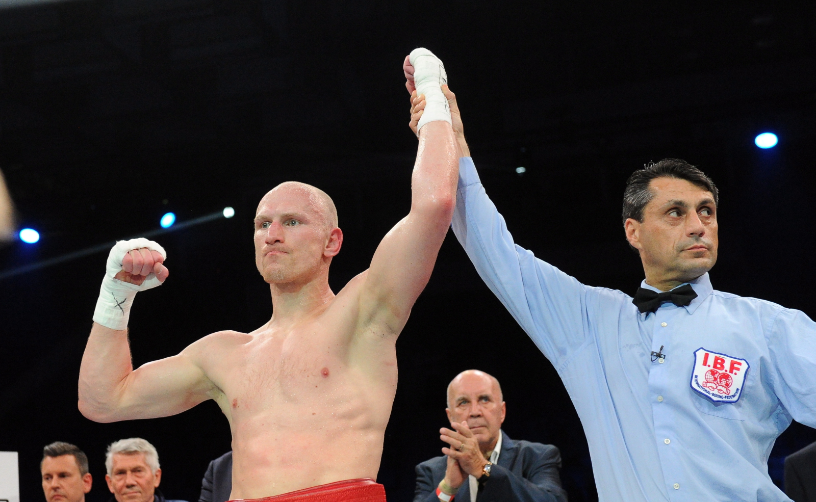 Wcześniej, w pierwszej walce gali, w kategorii superlekkiej do 63 kg szczeciński pięściarz Tomasz Król wygrał jednogłośnie na punkty z Jackiem Wyleżołem. Tym samym zrewanżował się rywalowi za jedyną dotychczasową przegraną walkę w zawodowym ringu, poniesioną w Międzyzdrojach. Była to piąta zawodowa walka Króla i trzecie zwycięstwo.