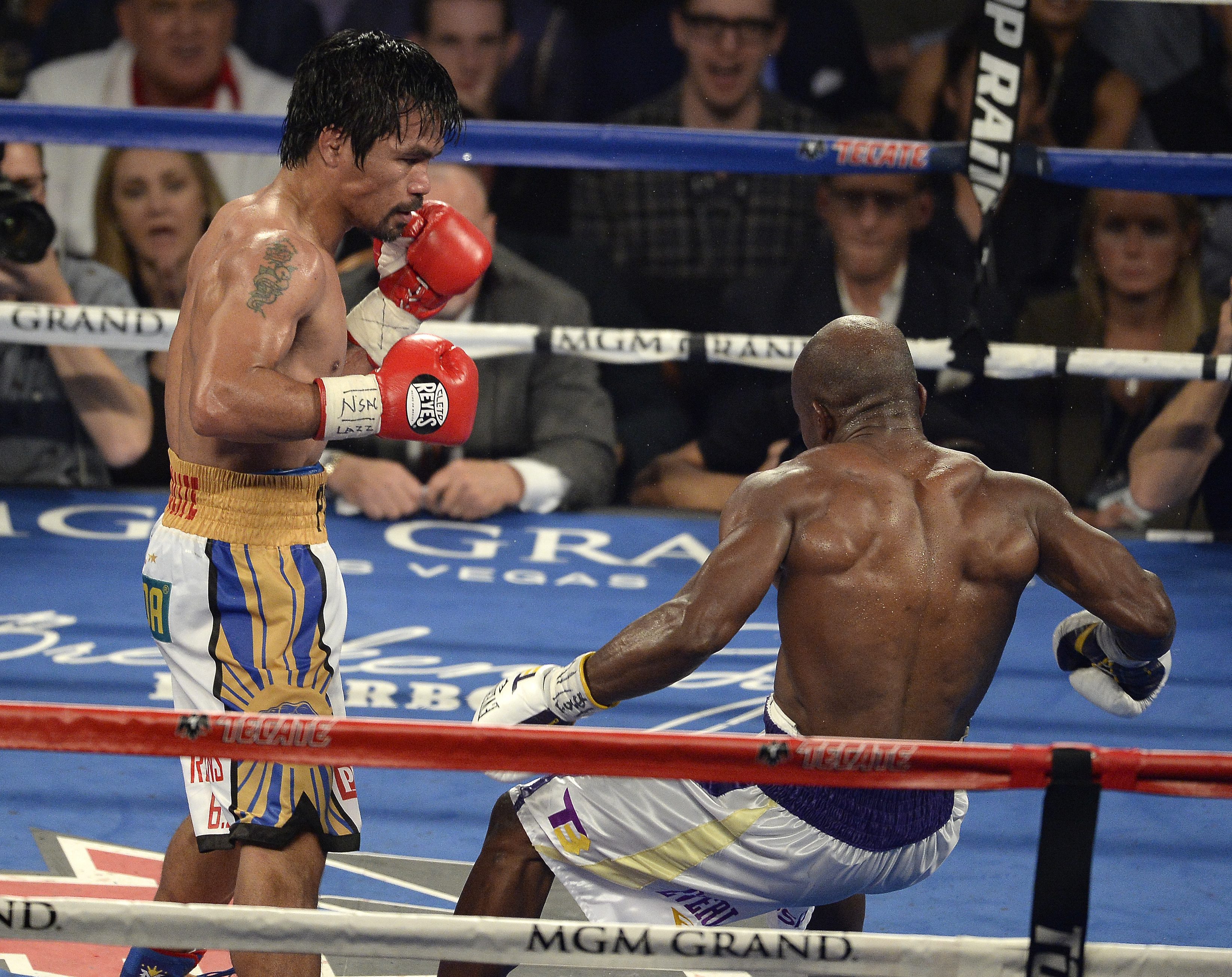 Pacquiao jest jedynym pięściarzem w historii, który był mistrzem świata w ośmiu kategoriach wagowych, od muszej do lekkośredniej.