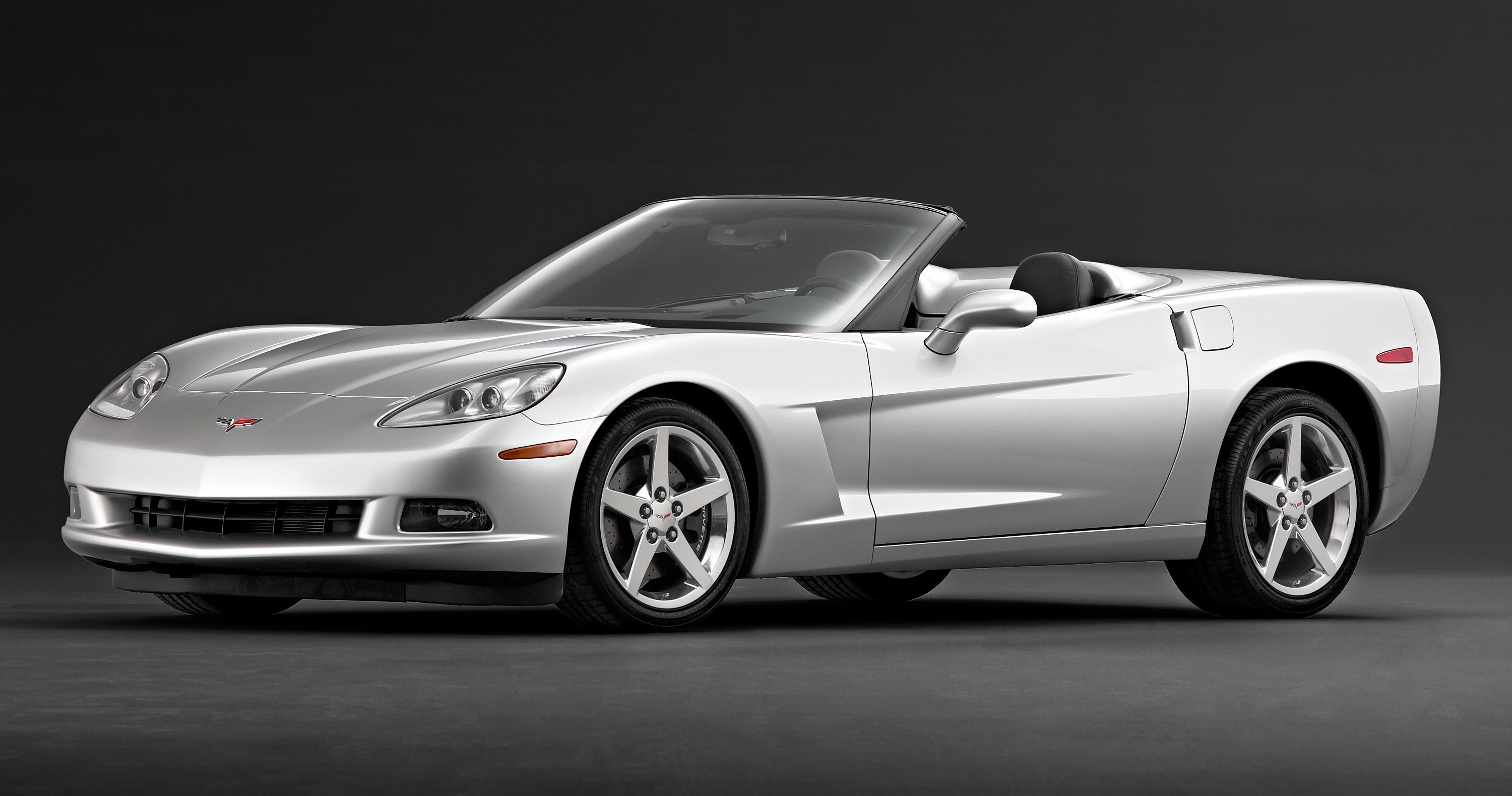 Wstępnie zakładano produkcję około 150 sztuk modelu corvette, aby przyciągnąć potencjalnych klientów do salonów sprzedaży Chevroleta rozlokowanych we wszystkich (wówczas 48) stanach Ameryki Północnej. Ze względu na ogromny popyt produkcję w pierwszym roku zwiększono jednak dwukrotnie do 300 sztuk. Rok później model corvette produkowany był już w fabryce GM w St. Louis w stanie Missouri + z taśmy zjechało wówczas 3640 sztuk (wersja modelowa 1954)