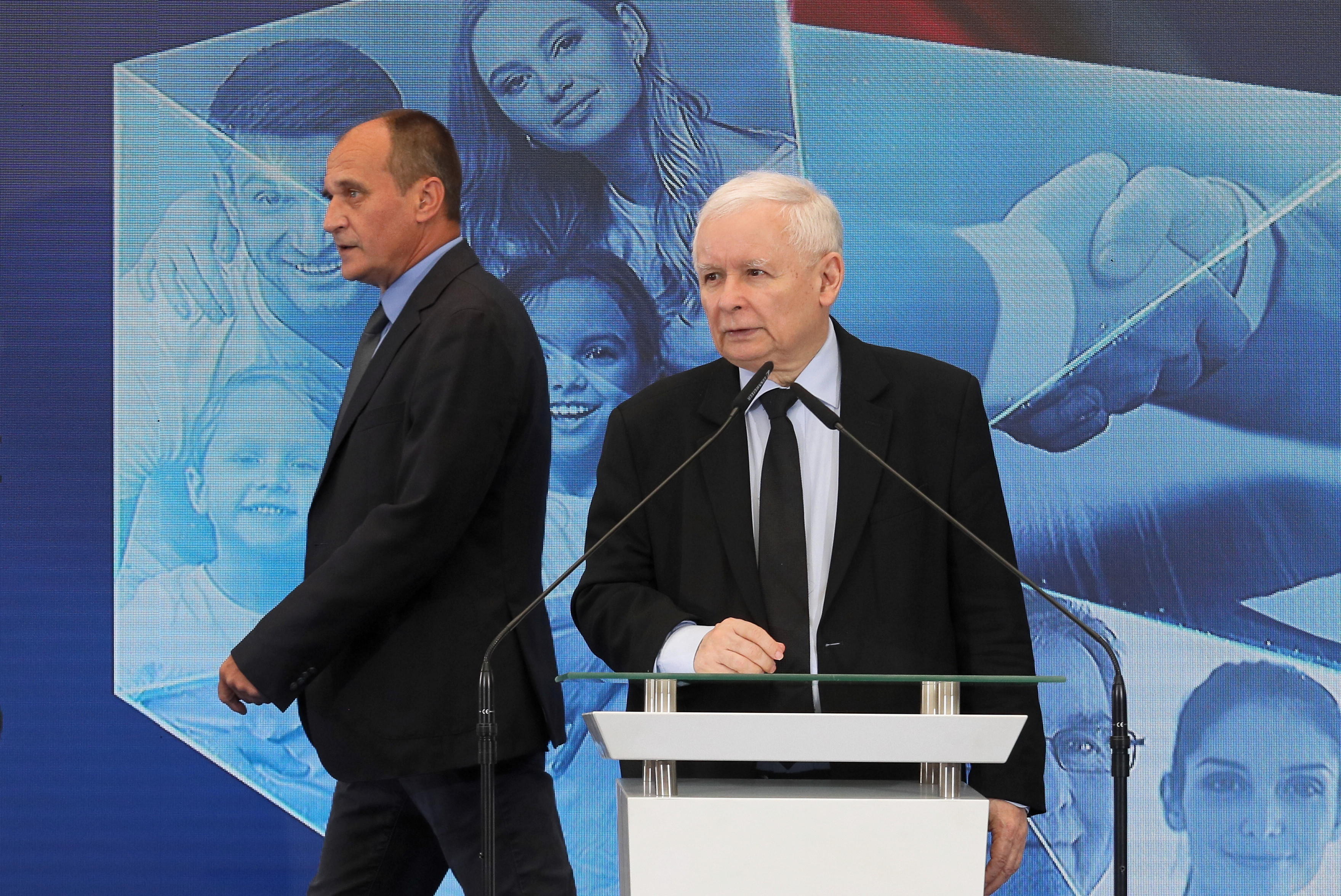 Prezes PiS, wicepremier Jarosław Kaczyński oraz lider Kukiz'15 Paweł Kukiz podczas wspólnej konferencji prasowej