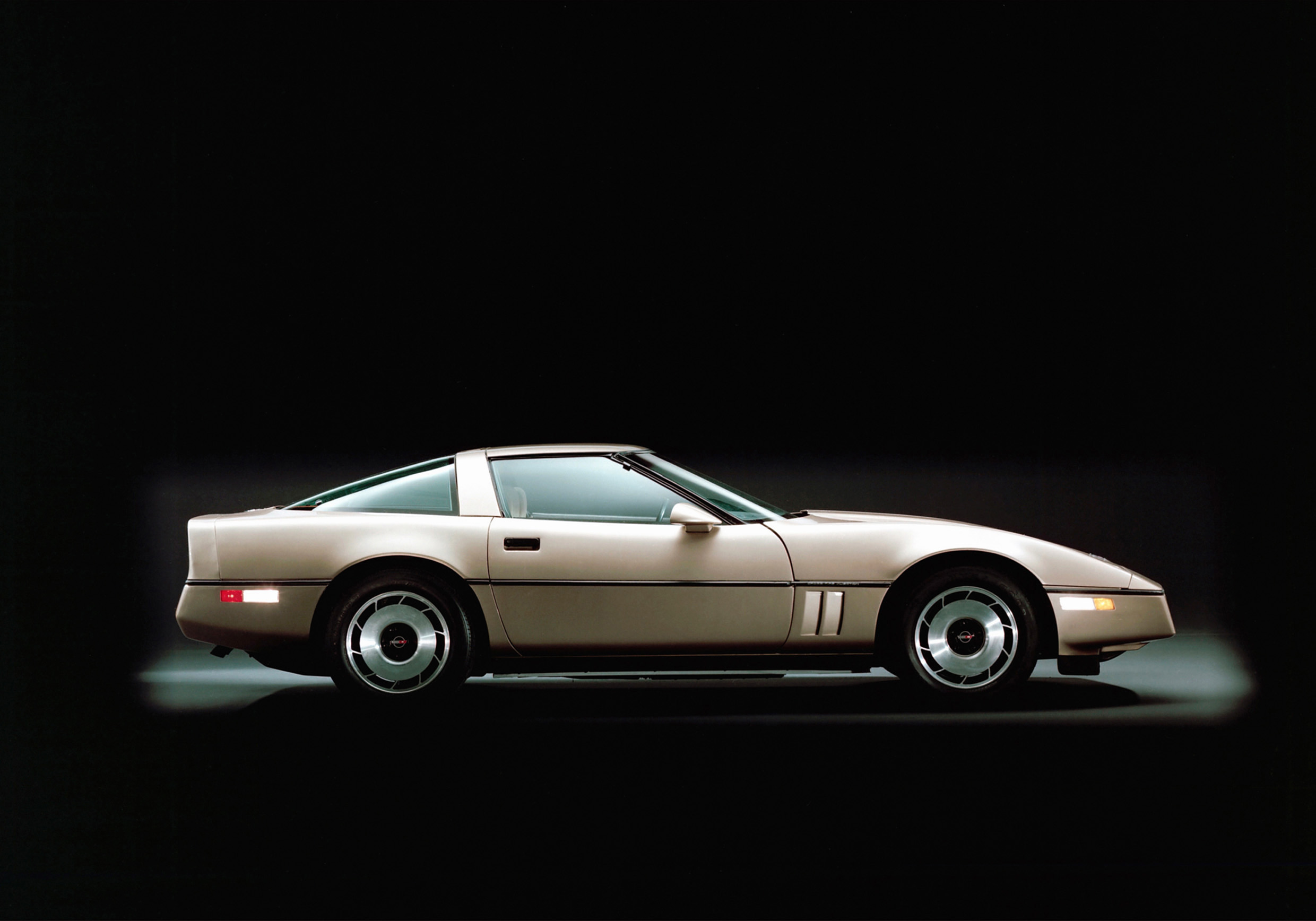 Czwarta generacja modelu corvette odzwierciedlała technologiczny charakter lat 80. ubiegłego stulecia. Stylistyczne nowinki obejmowały między innymi elektroluminescencyjny zespół zegarów z cyfrowymi wskaźnikami. Naturalnie, samochód zachował właściwe sobie proporcje nadwozia, podwójne, okrągłe tylne światła oraz chowane przednie reflektory. Pojawiła się nowa konstrukcja tylnej pokrywy - w stylu modeli hatchback, która znacznie ułatwiała dostęp do bagażnika.