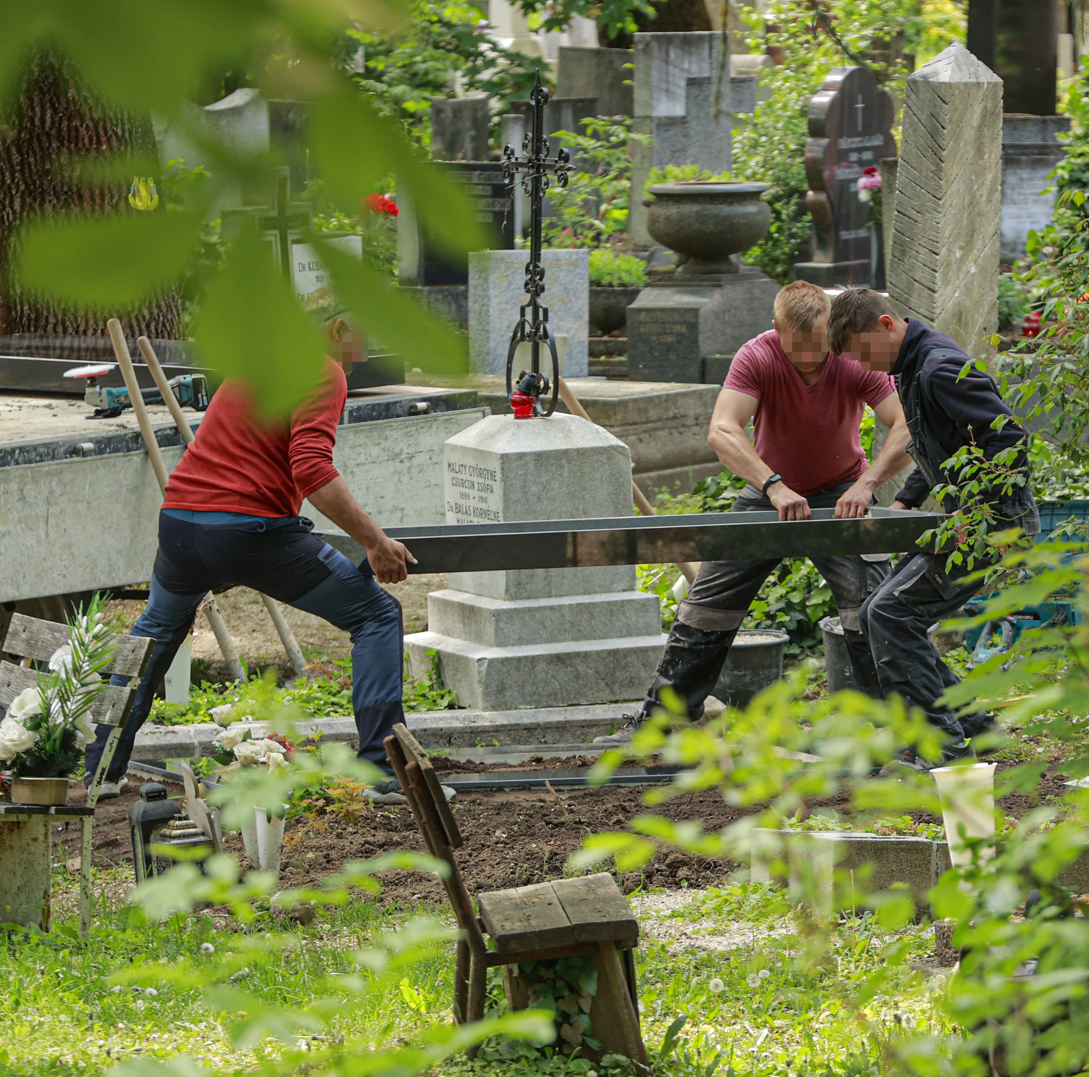 Ezekben a percekben is készül: Berki Krisztián végre méltó sírhelyet kap a Farkasréti temetőben – fotók a helyszínről