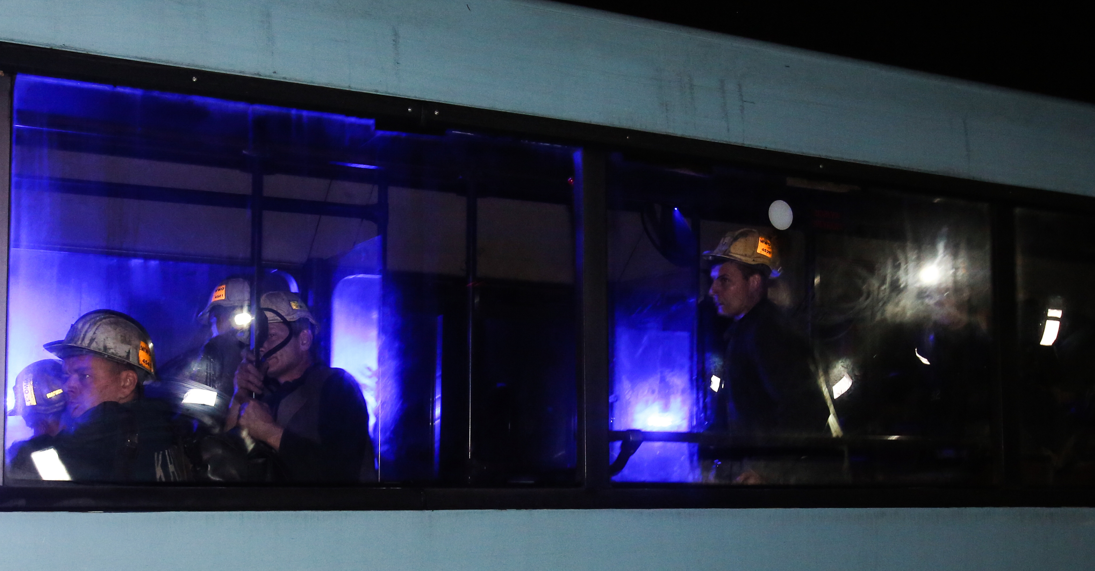 660 metrów pod ziemią przebywa jeszcze jeden górnik. Na razie ratownicy wstrzymują się z akcją, bo na tej głębokości panuje duże zadymienie, duża temperatura i wysoki poziom gazów. Najpierw muszą zatem sprawdzić stan atmosfery. Gdy to zrobią, do górnika będą w stanie dotrzeć w ciągu godziny, tym bardziej, że wiedzą gdzie się znajduje...