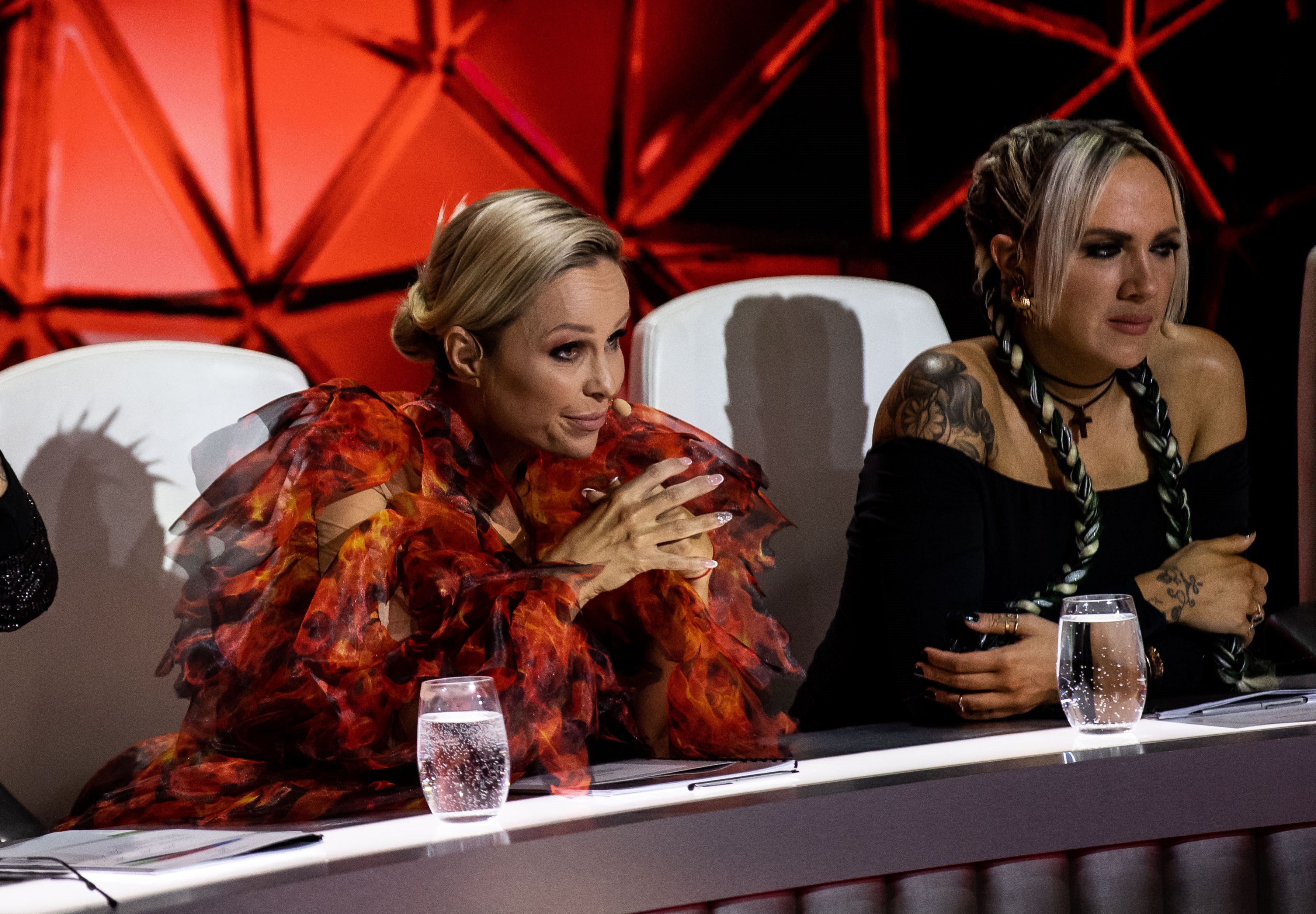 Kitört a balhé Tóth Gabi és Köllő Babett között, sírás lett a vége: „Rám akarjátok kenni Babettnek a hülye döntése miatt, b***d meg!” – videó