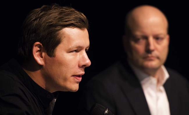 Mads Nissen, laureat nagrody głównej, na konferencji prasowej w Amsterdamie,