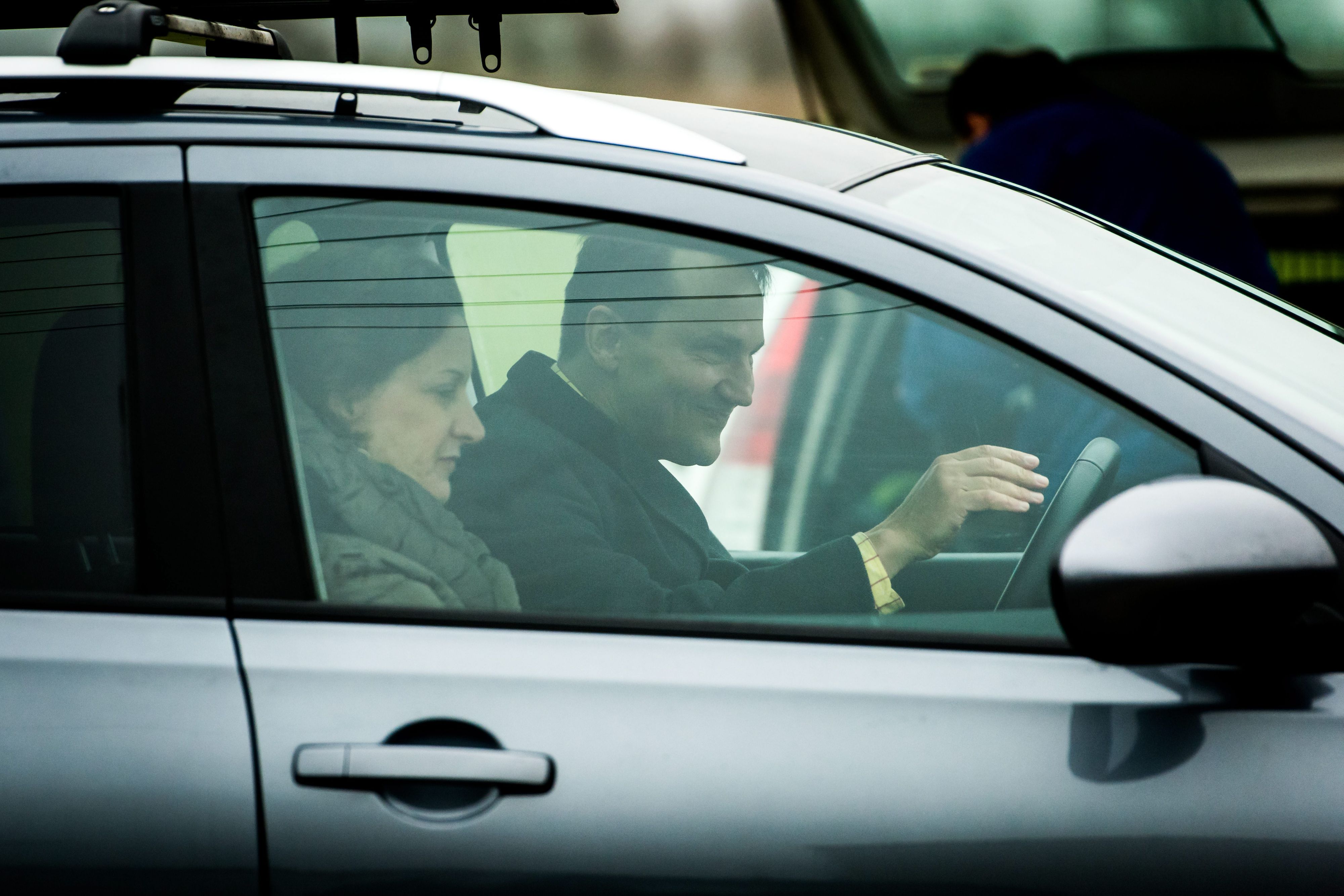 Marszałek Sejmu Radosław Sikorski z żoną Anne Applebaum głosowali w miejscowym lokalu wyborczym w świetlicy wiejskiej - pojechali tam prywatnym nissanem qashqai. 16 listopada w całym kraju odbywały się wybory samorządowe, w których wybierano radnych wszystkich szczebli samorządu, a także wójtów, burmistrzów i prezydentów miast.