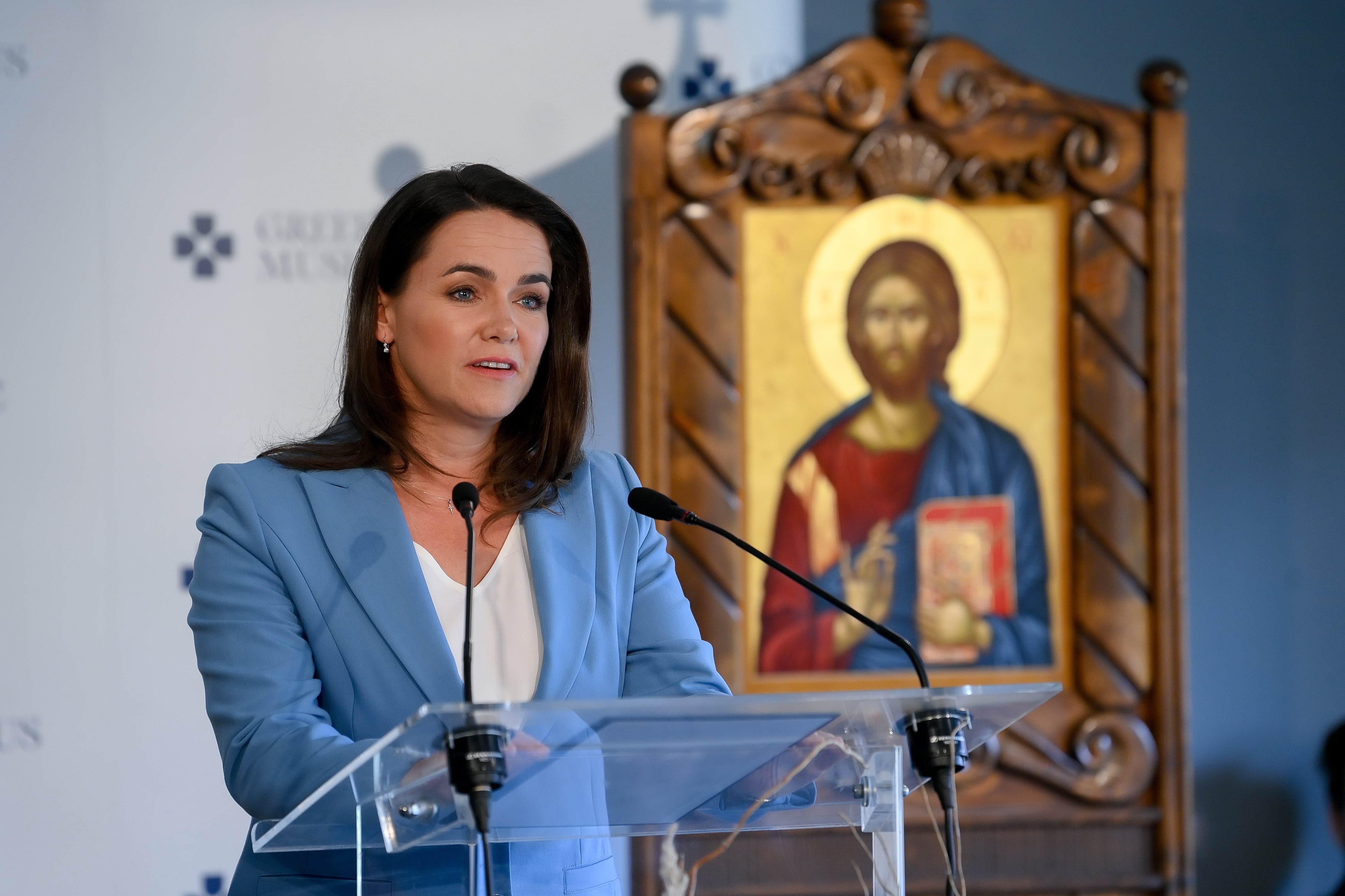 Túrabakancsot is visz ajándékba Novák Katalin a brit királyi párnak