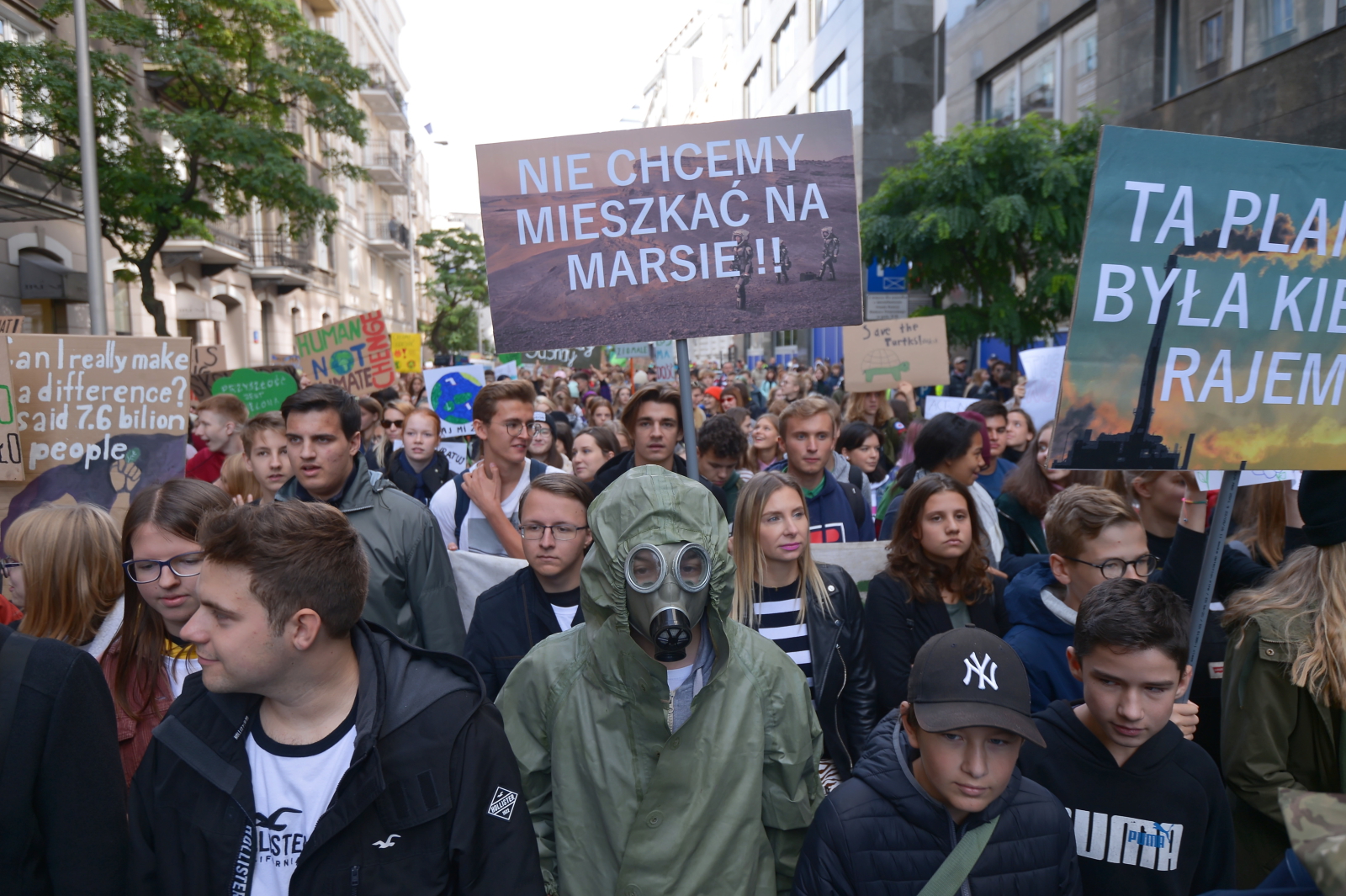 Uczestnicy Młodzieżowego Strajku Klimatycznego w Warszawie
