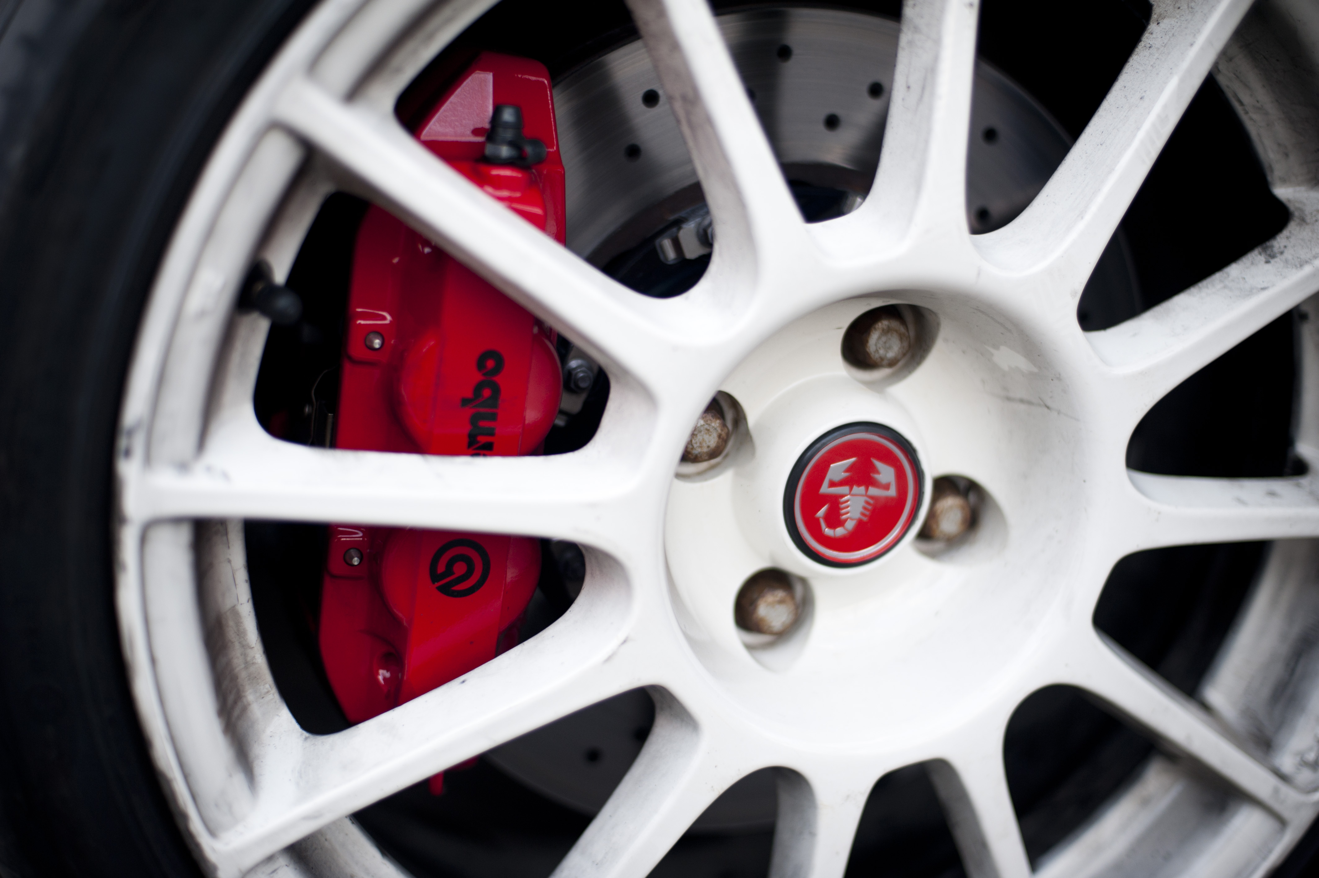 Białe felgi kontrastujące z błękitnym lakierem kryją wyczynowy układ hamulcowy włoskiej firmy Brembo