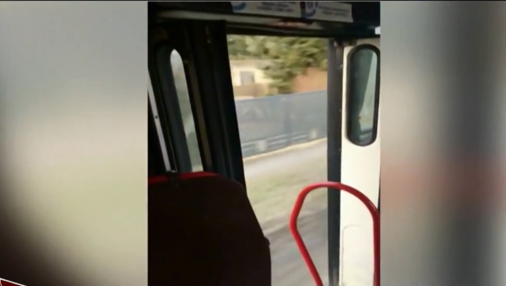 Áldatlan állapotok a szombathelyi buszon, bárki kizuhanhatott volna a  nyitott ajtón – videó - Blikk