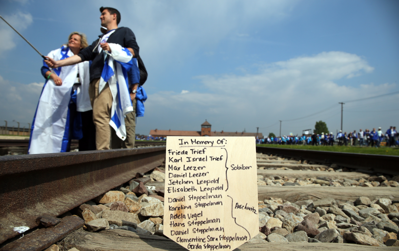 W Auschwitz Niemcy zgładzili też ok. 70 tys. Polaków, ponad 20 tys. Romów, ok. 15 tys. jeńców sowieckich oraz osób innej narodowości.