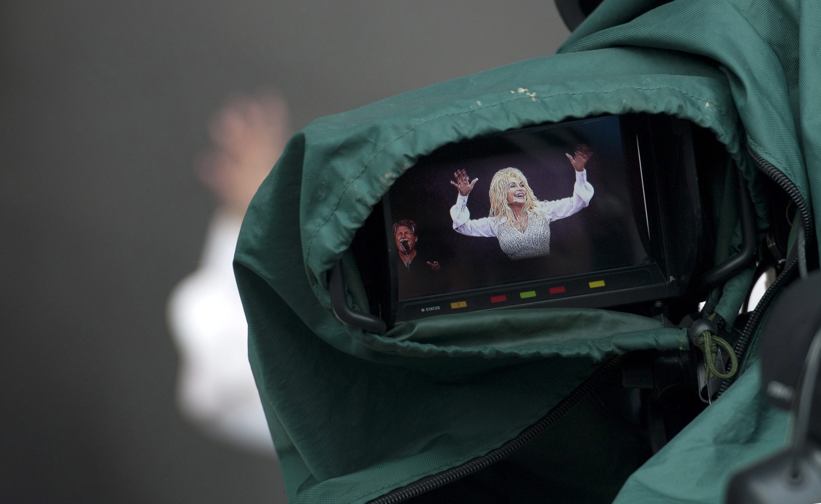 Bilety (pula 120 tysięcy) na 4-dniową imprezę w tym roku zostały wyprzedane w przeciągu godziny i 40 minut. Na headlinerów tegorocznego Glastonbury wybrano Arcade Fire, Kasabian i – co wzbudziło największe kontrowersje – zespół Metallica. Na festiwalu zagrali też Jack White, The Black Keys, Robert Plant, Pixies oraz Massive Atack