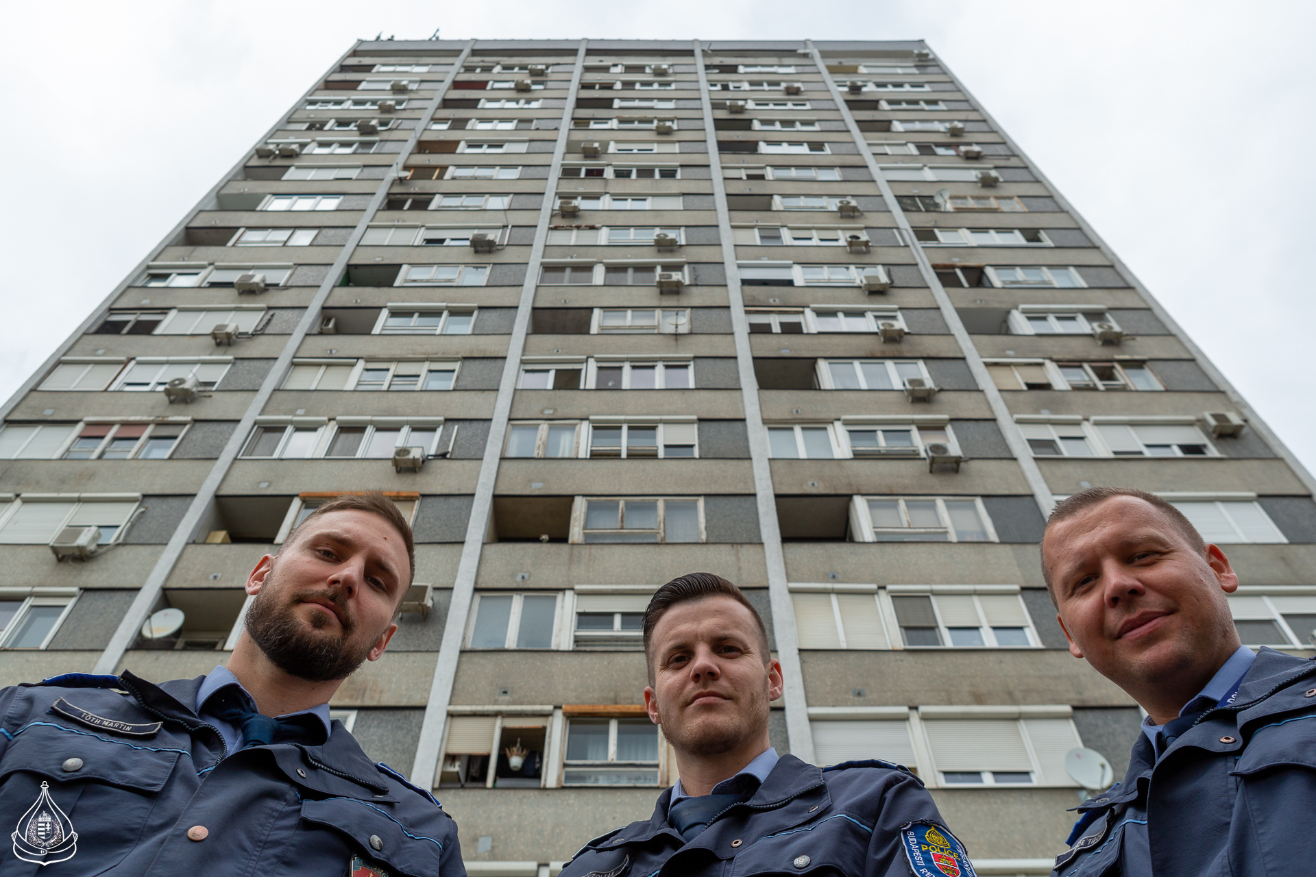 Tizenhét emeletes toronyházból akart leugrani egy nő Budapesten  –  fotó