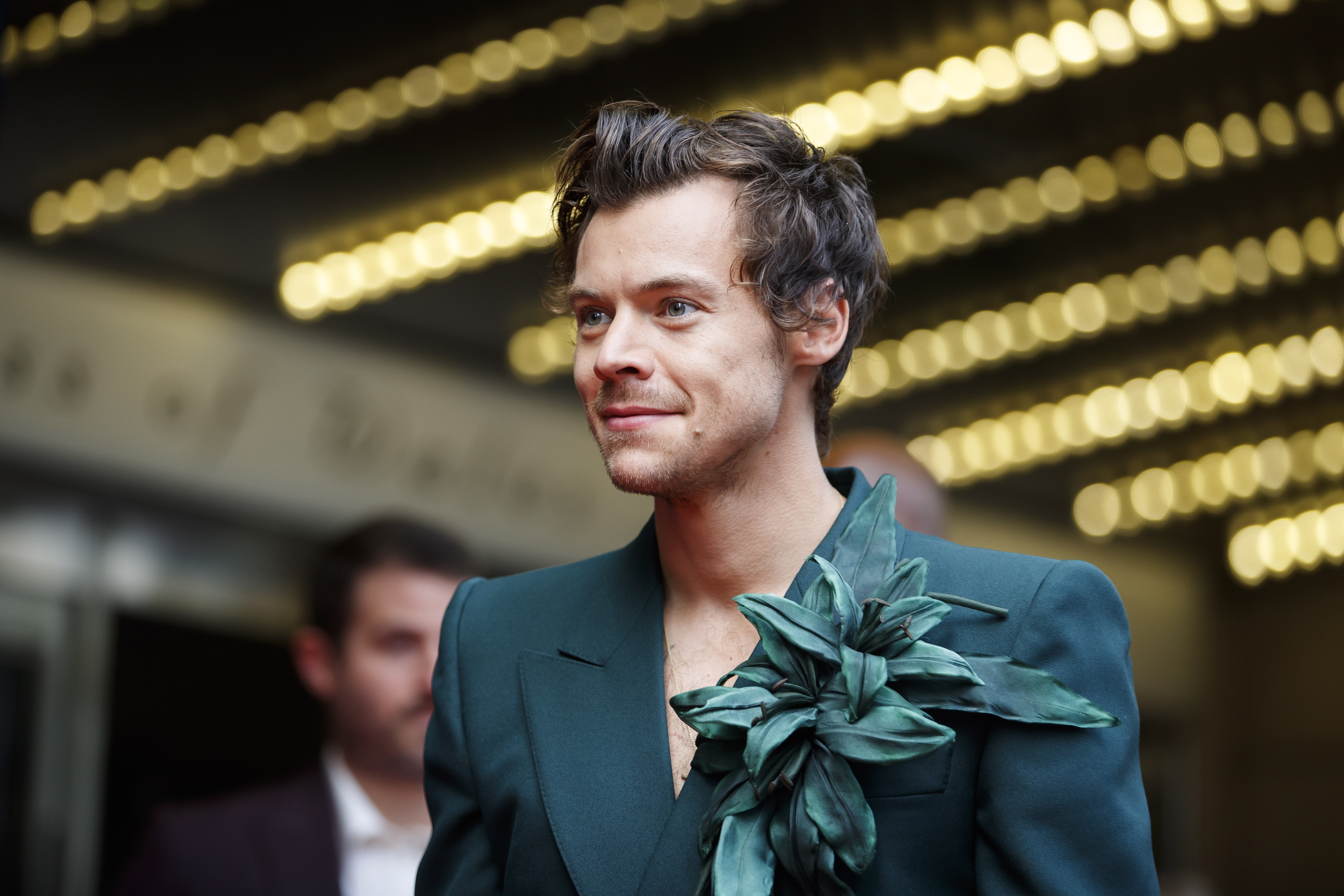 Miért csinálta? Harry Styles kopaszra nyírta a fejét, odalettek a tinilányok kedvenc fürtjei