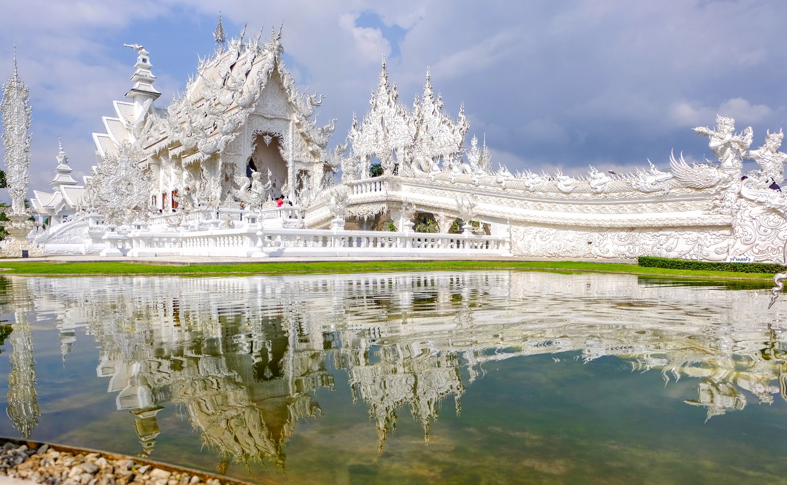 W <b>Tajlandii</b> miejscem zasługującym na szczególną uwagę jest współczesna hinduistyczno-buddyjska świątynia <b>Wat Rong Khun</b> znana w Polsce pod nazwą Biała Świątynia. Znajdująca się ona w miejscowości Chiang Rai na północy kraju. Jej budowę rozpoczęto w roku 1997 i nie jest ona jeszcze w pełni ukończona. Jej twórca czerpie głębokie natchnienie z nauk Buddy, zamieszcza wiele symboli religijnych i świeckich, ale nam chodzi o wrażenie jakie robią budowle – ażurowy marmur wygląda jak rzeźba w śniegu. Na koniec niespodzianka: zobaczycie tam postaci z Matrixa, Gwiezdnych Wojen czy Hello Kitty… Jak to interpretować? Tego musicie dowiedzieć się na miejscu. Wystarczy skorzystać z <a href=