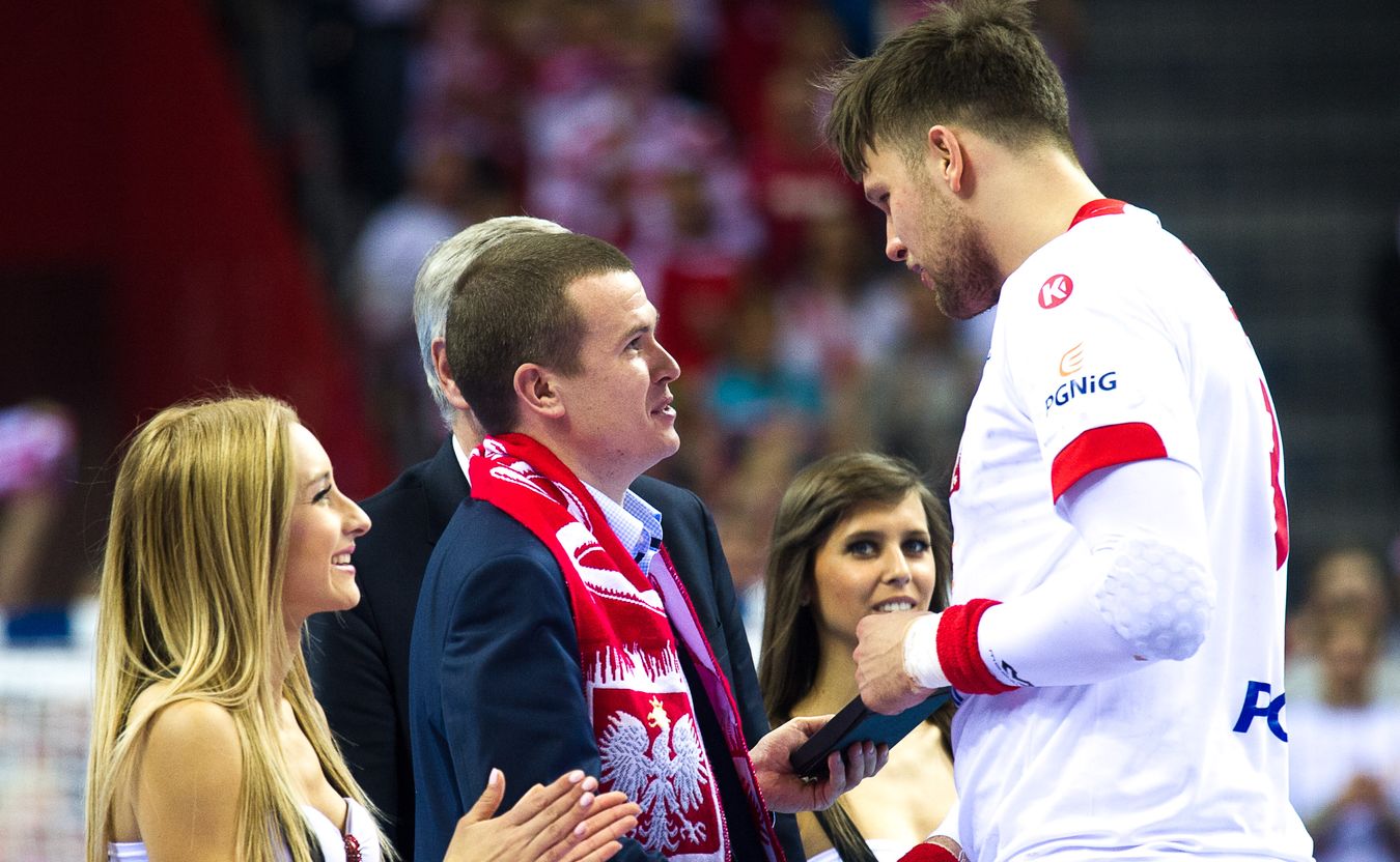 Szef ministerstwa sportu używa języka angielskiego w stopniu komunikatywnym.