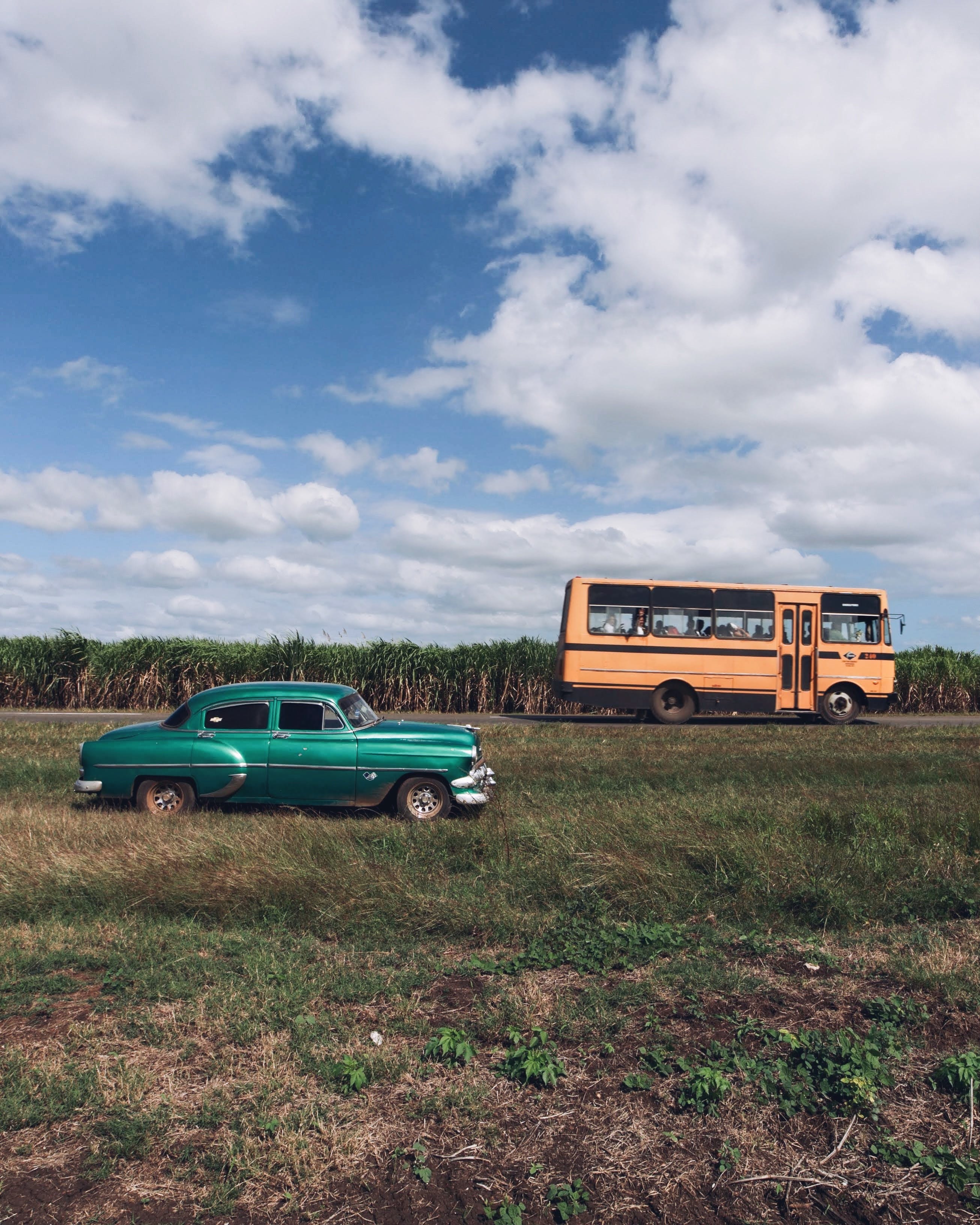 Elképesztő mentés: egy sofőr életveszélyes előzésbe kezdett a 6-oson - videó