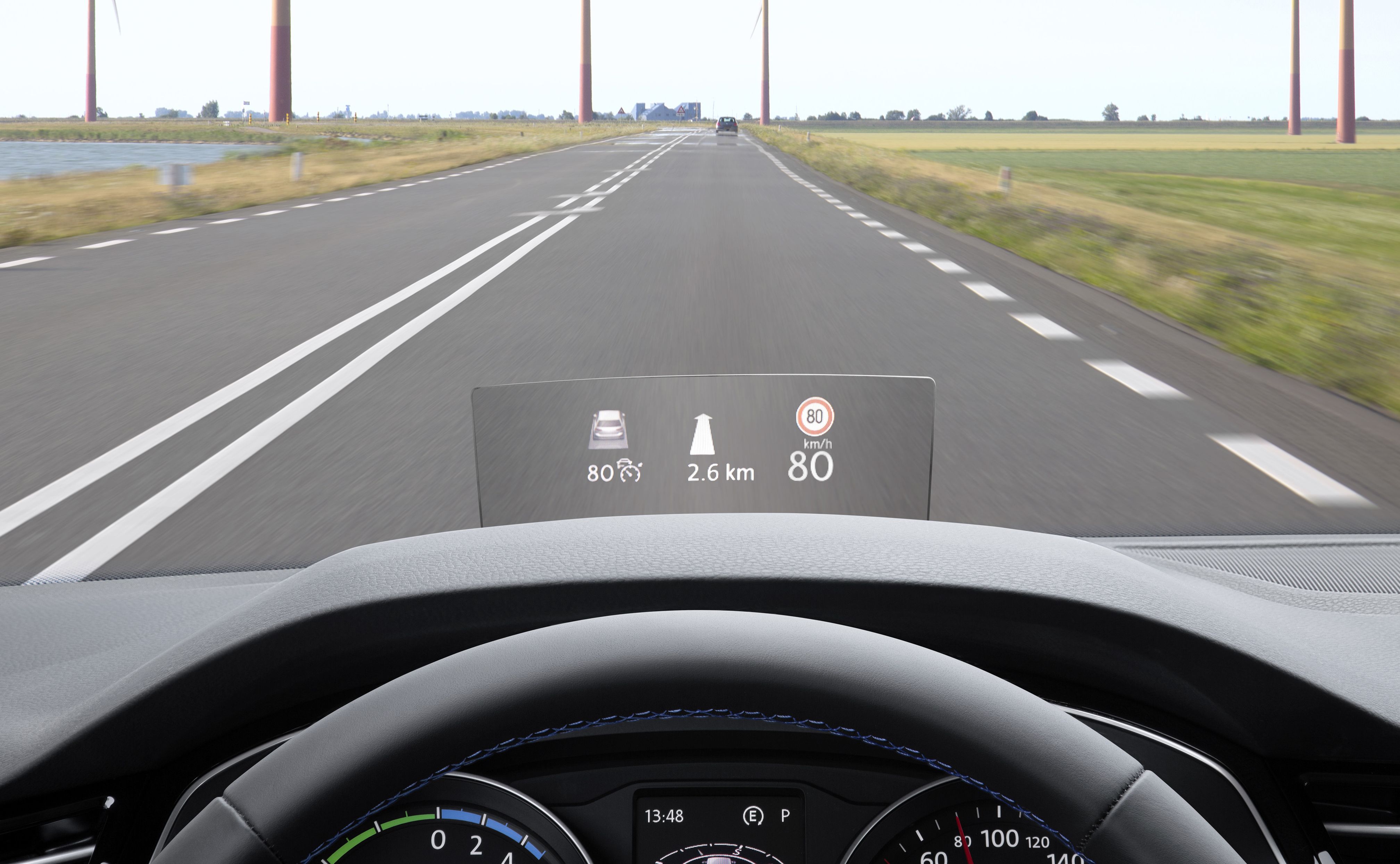 Volkswagen twierdzi, że jednym z ważniejszych innowacyjnych rozwiązań w passacie ósmej generacji jest nowy wyświetlacz head-up (HUD - Head-Up Display to rozwiązanie znane m.in. z samolotów myśliwskich - informacje dla pilona są wyświetlane w postaci grafiki na szybie). Na płytce, która wysuwa się z tablicy rozdzielczej bezpośrednio na linii wzroku kierowcy są wyświetlane informacje dotyczące jazdy, ostrzegawcze oraz o stanie auta. Jak to działa?<br></br> Po włączeniu odpowiedniego przycisku - ponad wskaźnikami na tablicy rozdzielczej i w miejscu, na które pada wzrok kierowcy - wysuwa się przezroczysta płytka o wymiarach 10 x15 cm. Prędkość jazdy, znaki drogowe, informacja o włączonych w danej chwili systemach asystujących oraz inne dane dotyczące jazdy pojawiają się na tym wyświetlaczu (rozdzielczość 480x240 pikseli). Z urządzenia można także odczytywać wskazania systemu nawigacyjnego oraz wiadomości ostrzegawcze. Kierowca po prostu patrzy na drogę, a na wysokości jego wzroku, pozornie 2 metry przed pojazdem, ukazują się najważniejsze informacje.