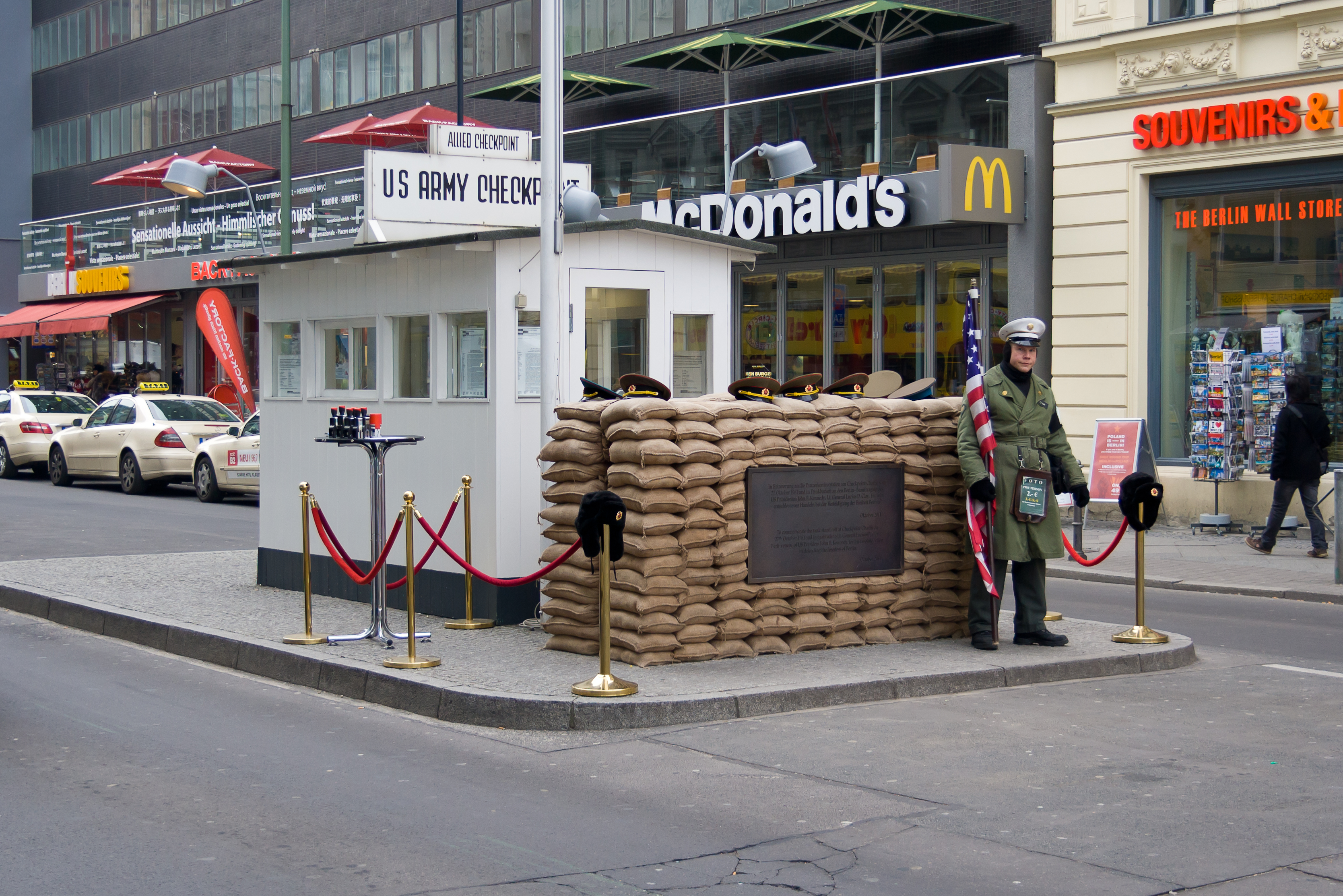 Będąc w Berlinie nie sposób pominąć takich miejsce jak Checkpoint Charlie, czyli symbolicznego punktu kontroli granicznej, Gendarmenmarkt czy słynnej East Side Gallery