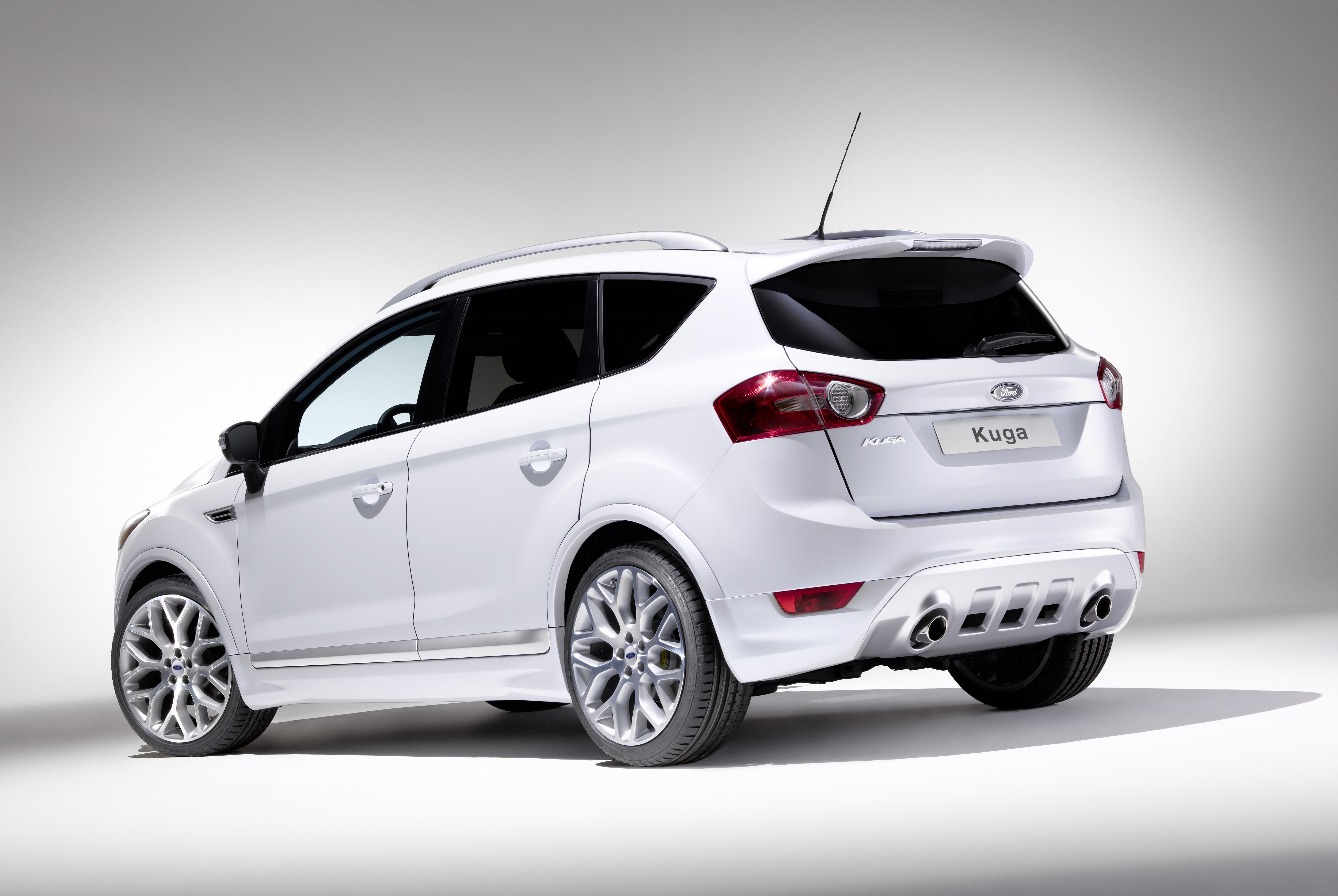 Pod podłogą pracuje sterowany elektronicznie napęd 4x4, czyli system rozdziału momentu ze sprzęgłem Haldex