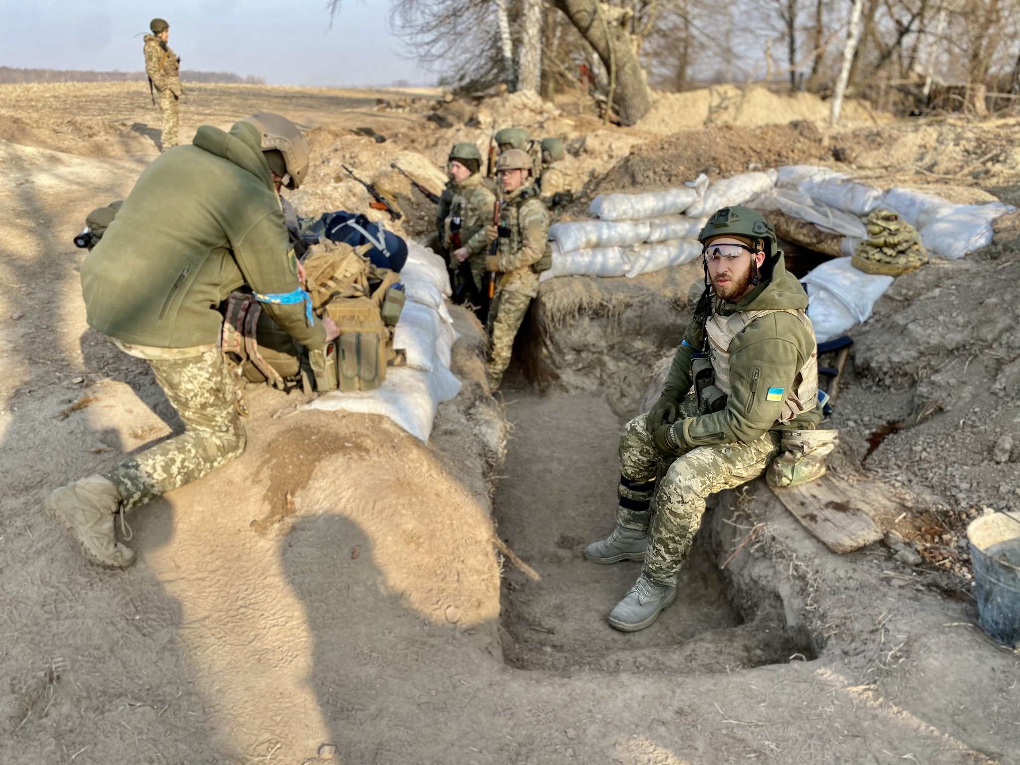 Żołnierze Sił Zbrojnych Ukrainy w okopach pod Wielką Dymerką