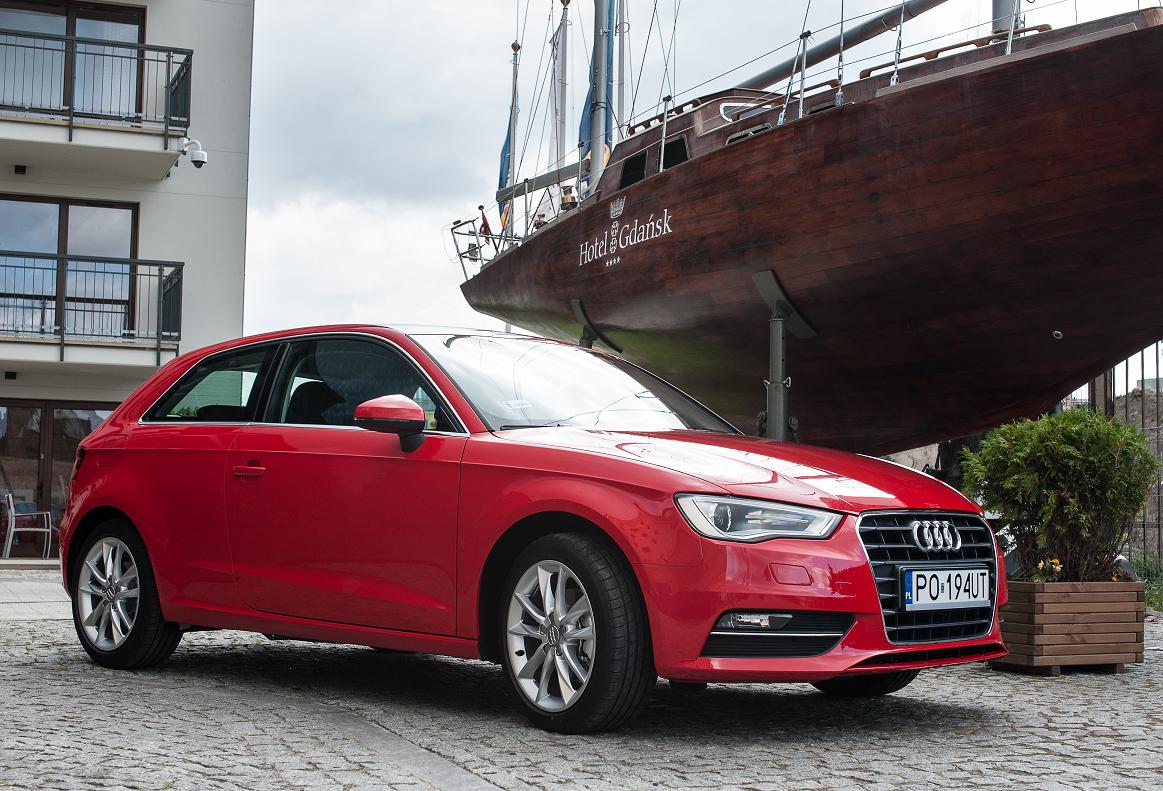 Audi nie mogło pozostać obojętne na galopujące tempo rozwoju technologicznego, więc wyposażyło nowe A3 w dobrodziejstwa, które do tej pory oglądaliśmy przez szybę zaglądając do flagowego A8, czy zaprojektowanego w stylu coupe A7