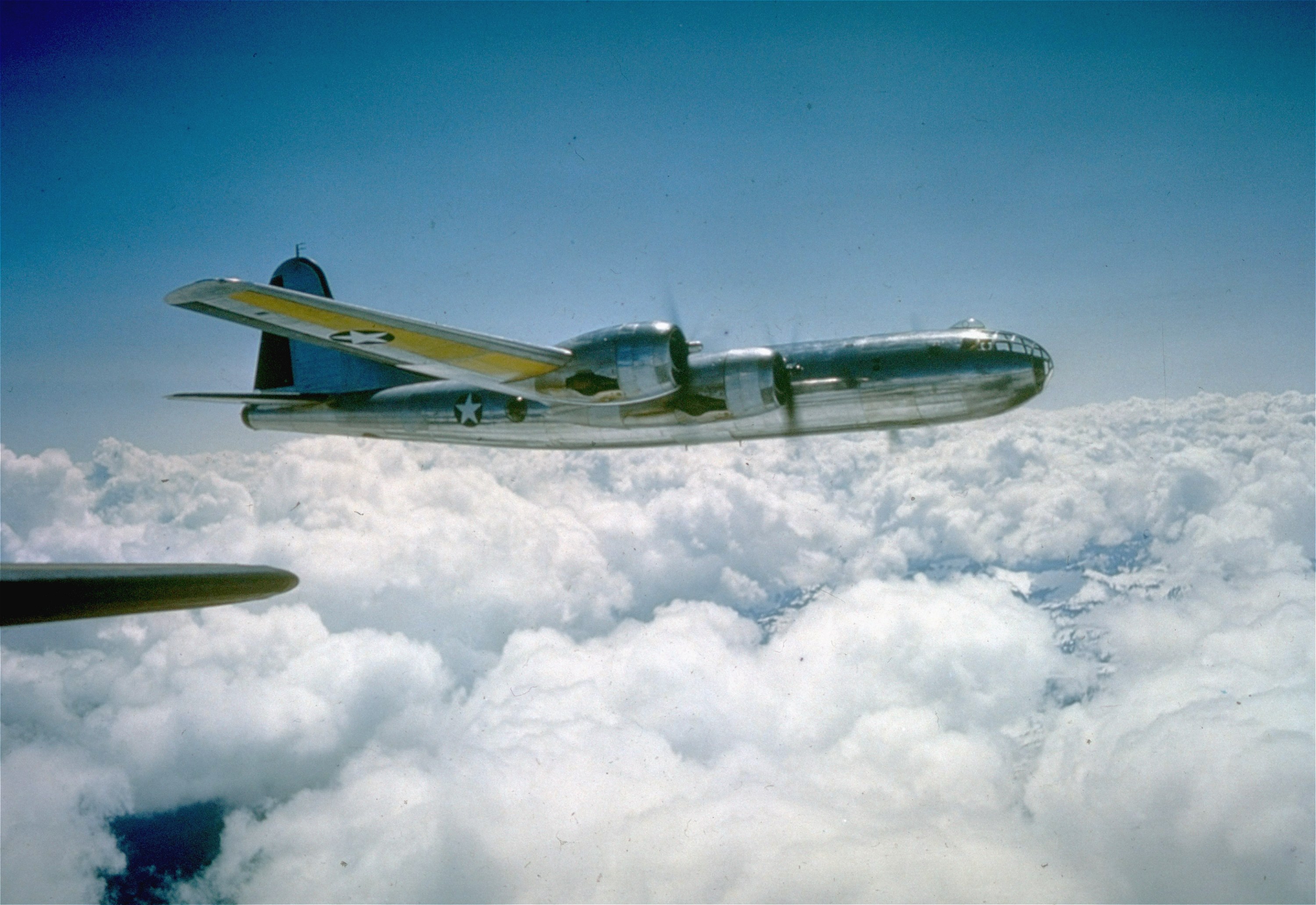 Boeing B-29 Superfortress to ciężki bombowiec strategiczny lotnictwa USA, który zaprojektowano w 1938 r. Jego produkcja przypada na lata 1943-1946. Powstały wówczas prawie 4 tysiące maszyn.