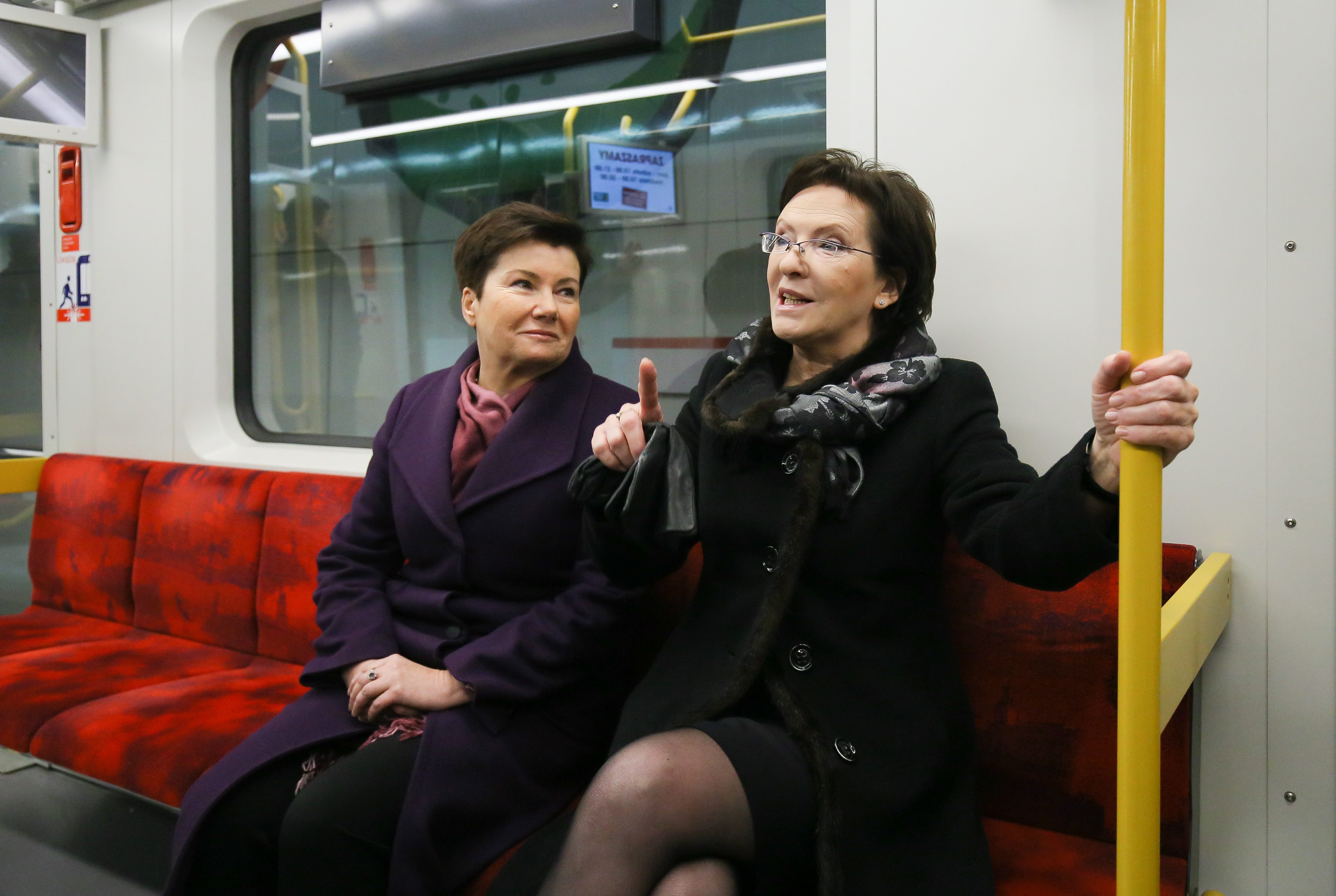 Ewa Kopacz i Hanna Gronkiewicz-Waltz w metrze