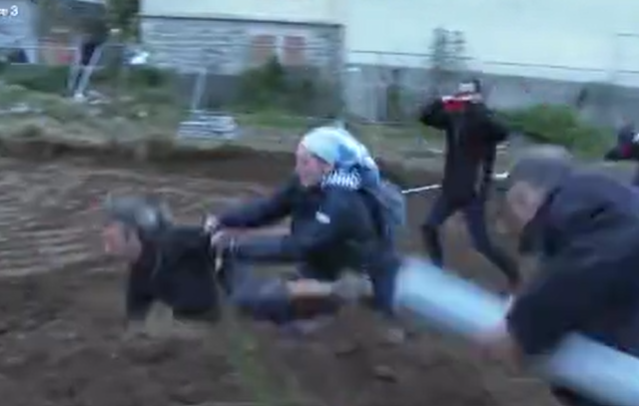 Döbbenetes felvétel: egy apáca a földre terített egy klímaaktivistát Franciaországban - videó