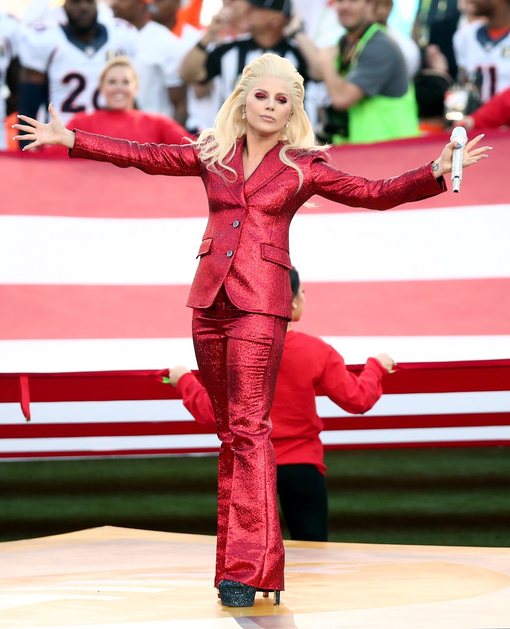 Lady Gaga śpiewa hymn USA przed rozgrywkami Super Bowl 2016